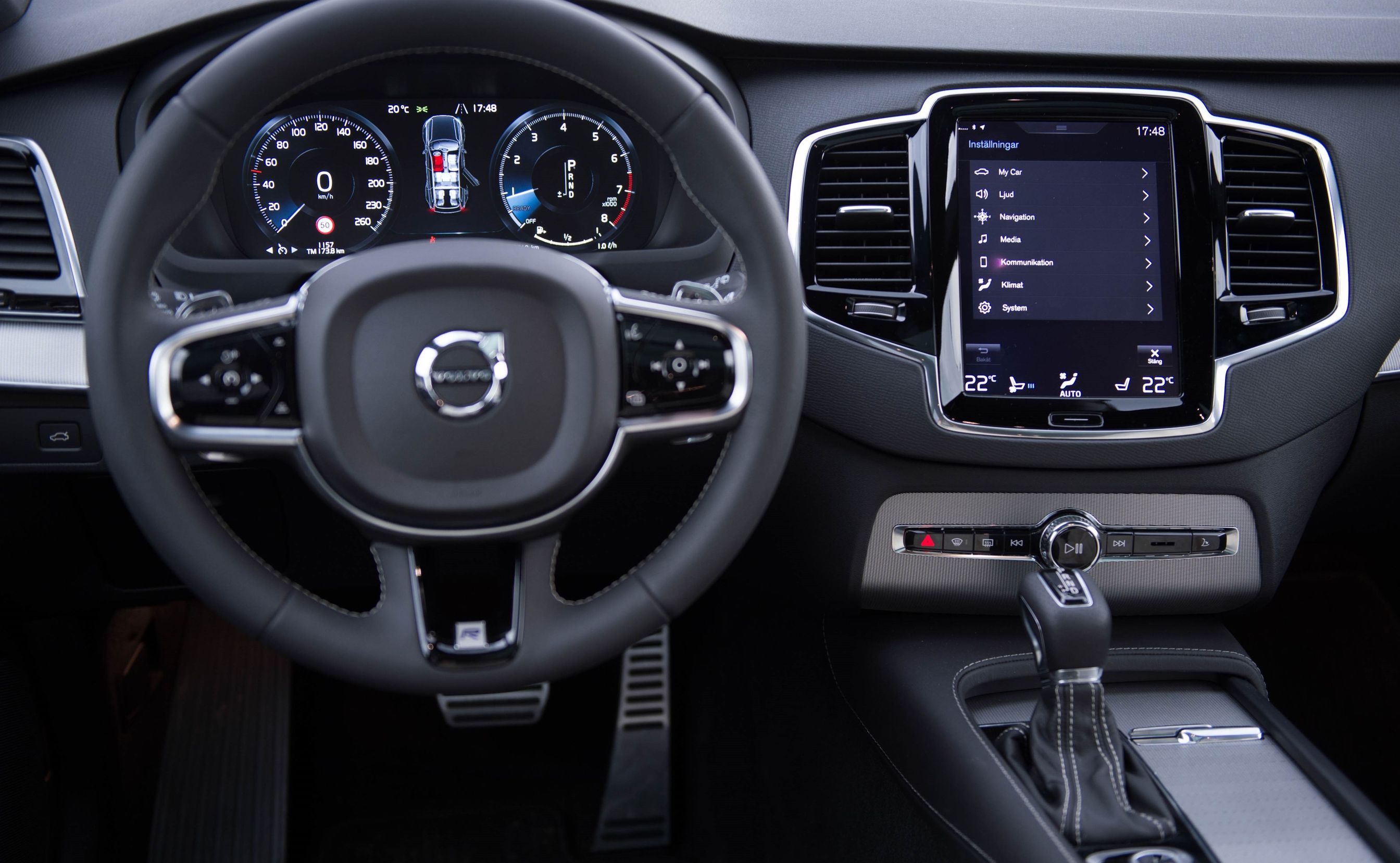 Volvo XC90 D5 AWD od zera do 100 km/h powinno przyspieszać w mniej niż 8 sekund. Prędkość maksymalna ok 220 km/h.