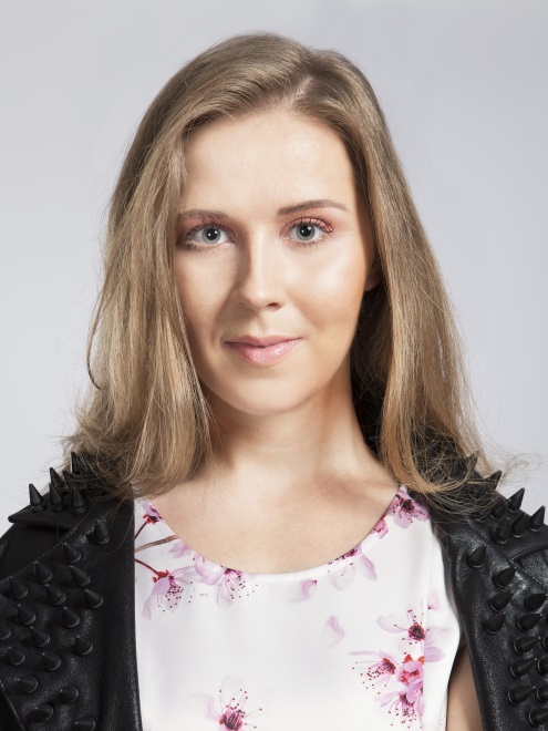 Osoby w typie urody „Wiosna” charakteryzują się jasną, mało kontrastową cerą o ciepłym złocistym lub brzoskwiniowym odcieniu. Ich włosy najczęściej są jasne – słomiane, miodowe lub platynowe, oczy zaś niebieskie, zielone lub złoto-brązowe.
