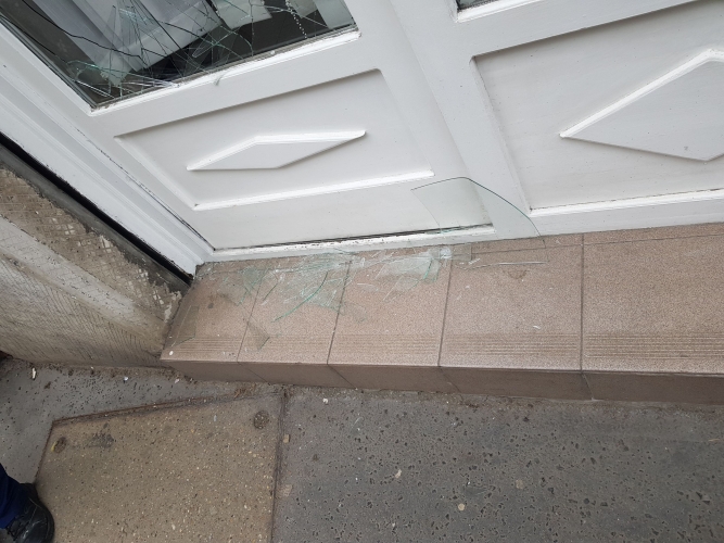 Vasrúddal törte be egy férfi egy józsefvárosi pártiroda ajtóüvegét – videó