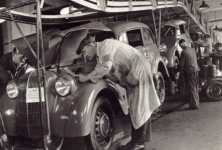 Pierwszy Opel Kadett zjeżdża z taśmy fabryki w Rüsselsheim w 1936 roku