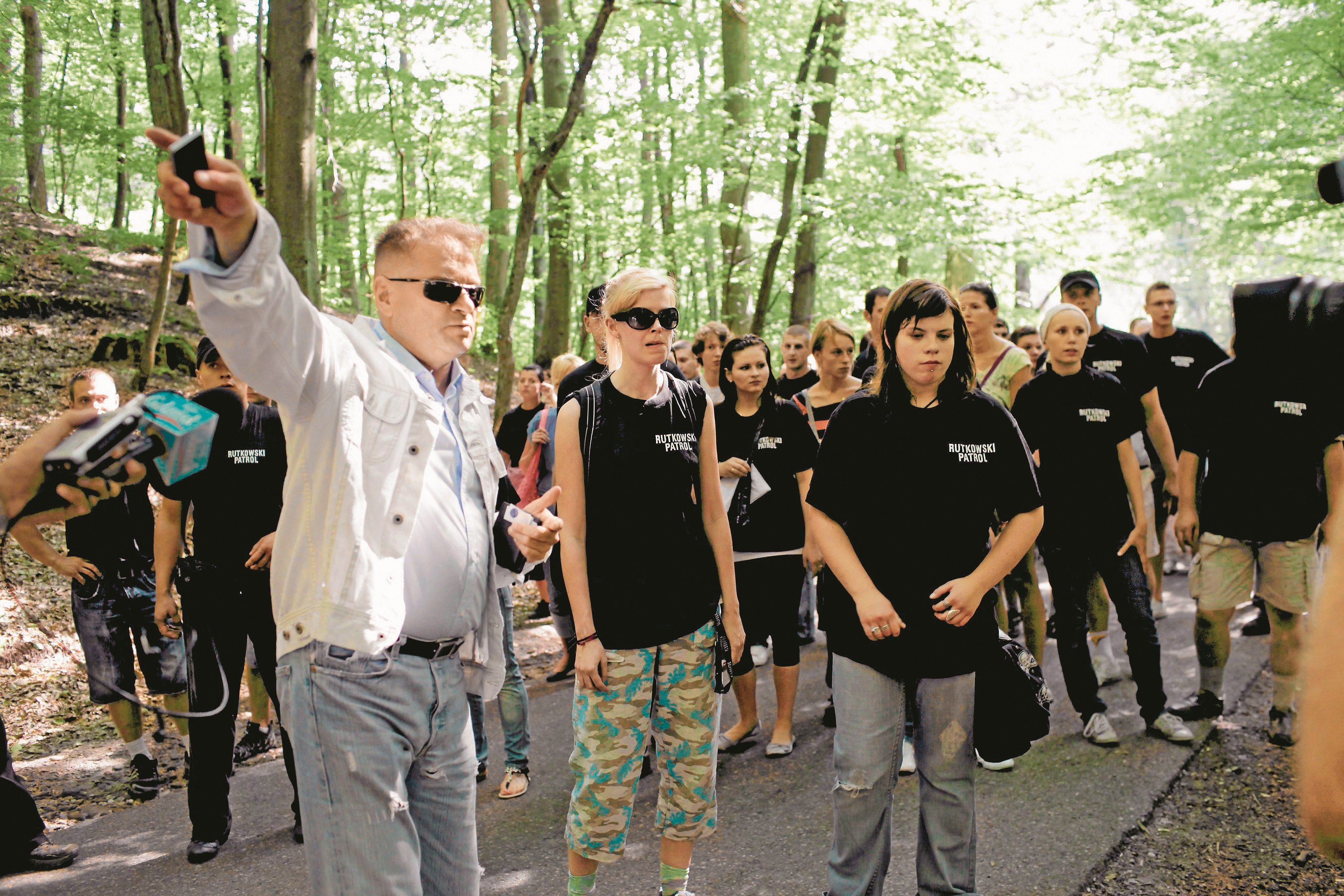 Detektyw Krzysztof Rutkowski z grupą ochotników przeszukuje okoliczne lasy, Gdańsk, 2010 r.