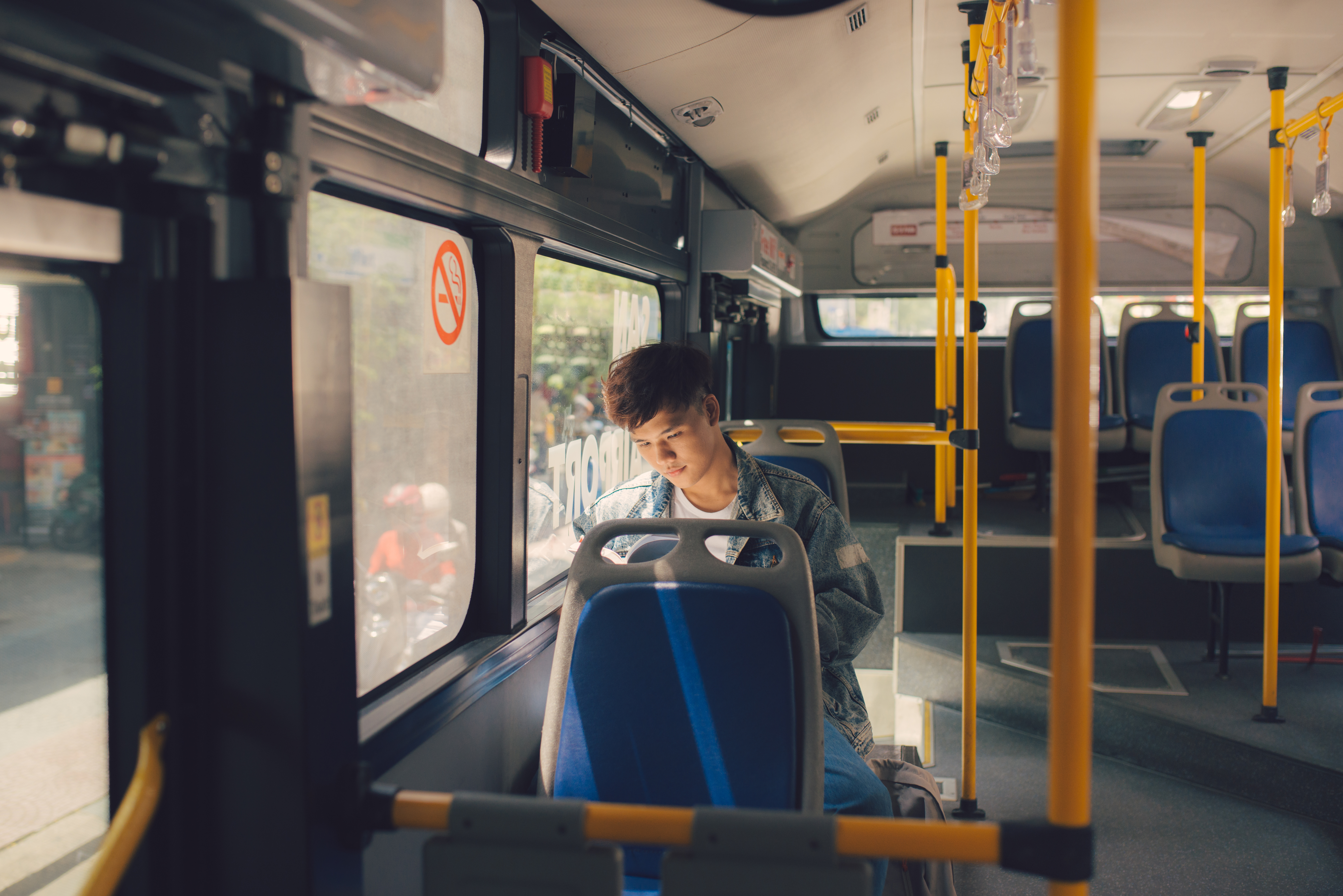 Üvöltözött egy autista tinivel a buszsofőr Szolnokon, a fiú pánikrohamot kapott