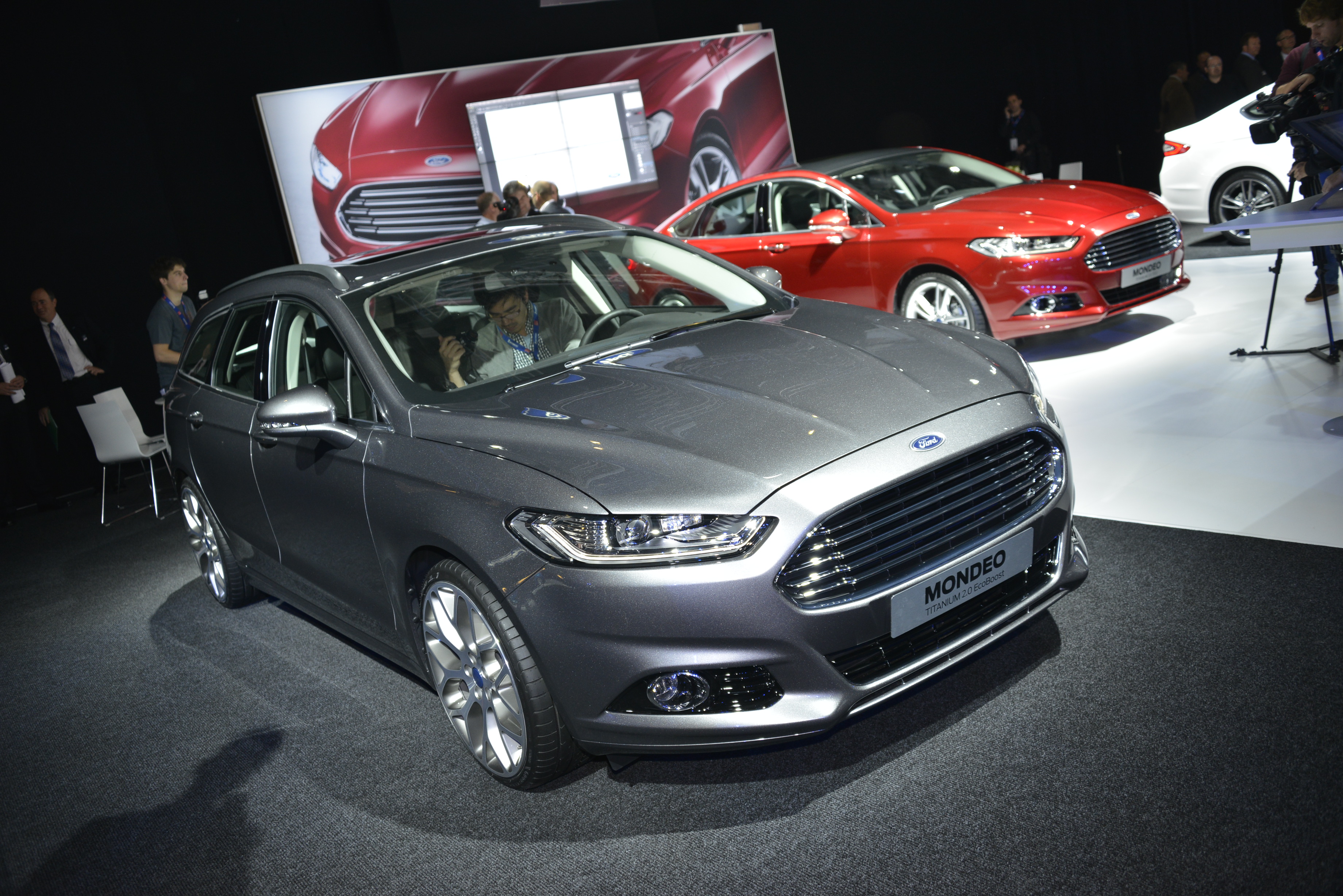 Mocniejszy i szybszy turbodiesel 2.0 TDCi występuje w dwóch poziomach mocy - 150 KM (350 Nm) i 180 KM (400 Nm). Pierwsza wersja sprawia, że mondeo do 100 km/h przyspieszy w 9,3 s (prędkość maksymalna - 215 km/h), druga odmiana rozpędza się do 240 km/h, a od zera do setki przyspiesza w 8,3 s. Dwulitrowy TDCi można zamówić z automatyczną przekładnią dwusprzęgłową powershift (dopłata 9 tys. zł).