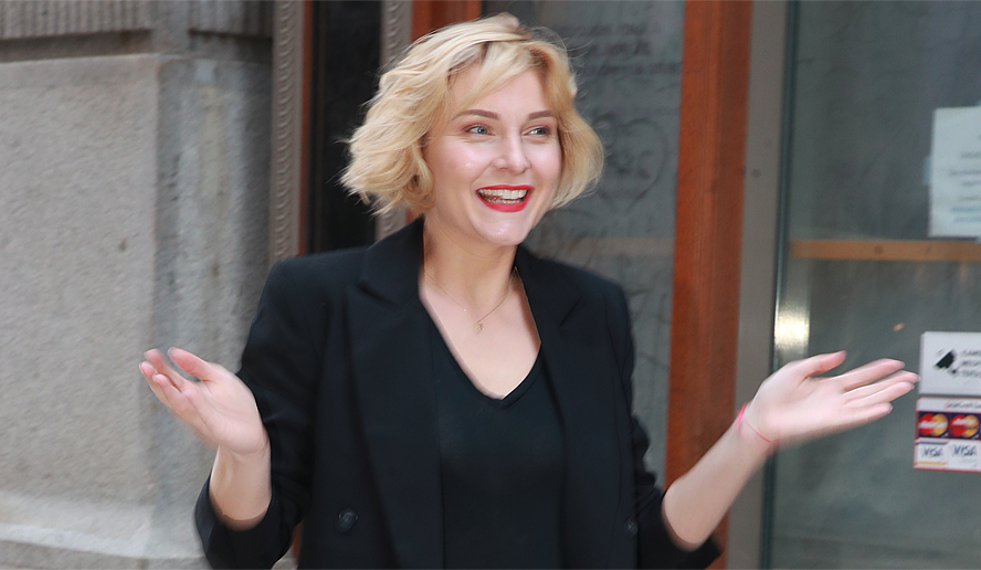 Egy búzamezőn mutatta meg a szépségét Görgényi Fruzsina – fotó