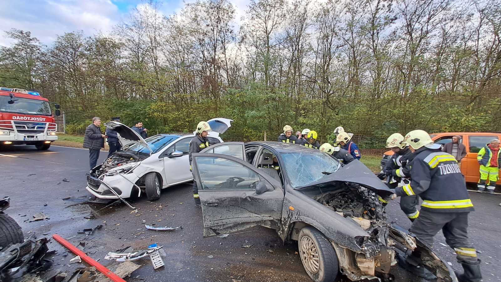 Borzalmas baleset Bocskaikert közelében, szinte darabokra szakadtak a karambolozó autók – fotók a helyszínről