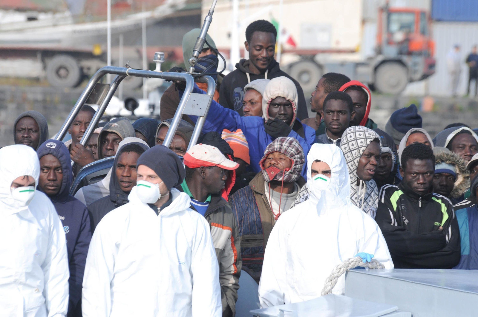 Tego dnia tylko ta jedna włoska łódź przywiozła na ląd ponad 200 afrykańskich imigrantów...