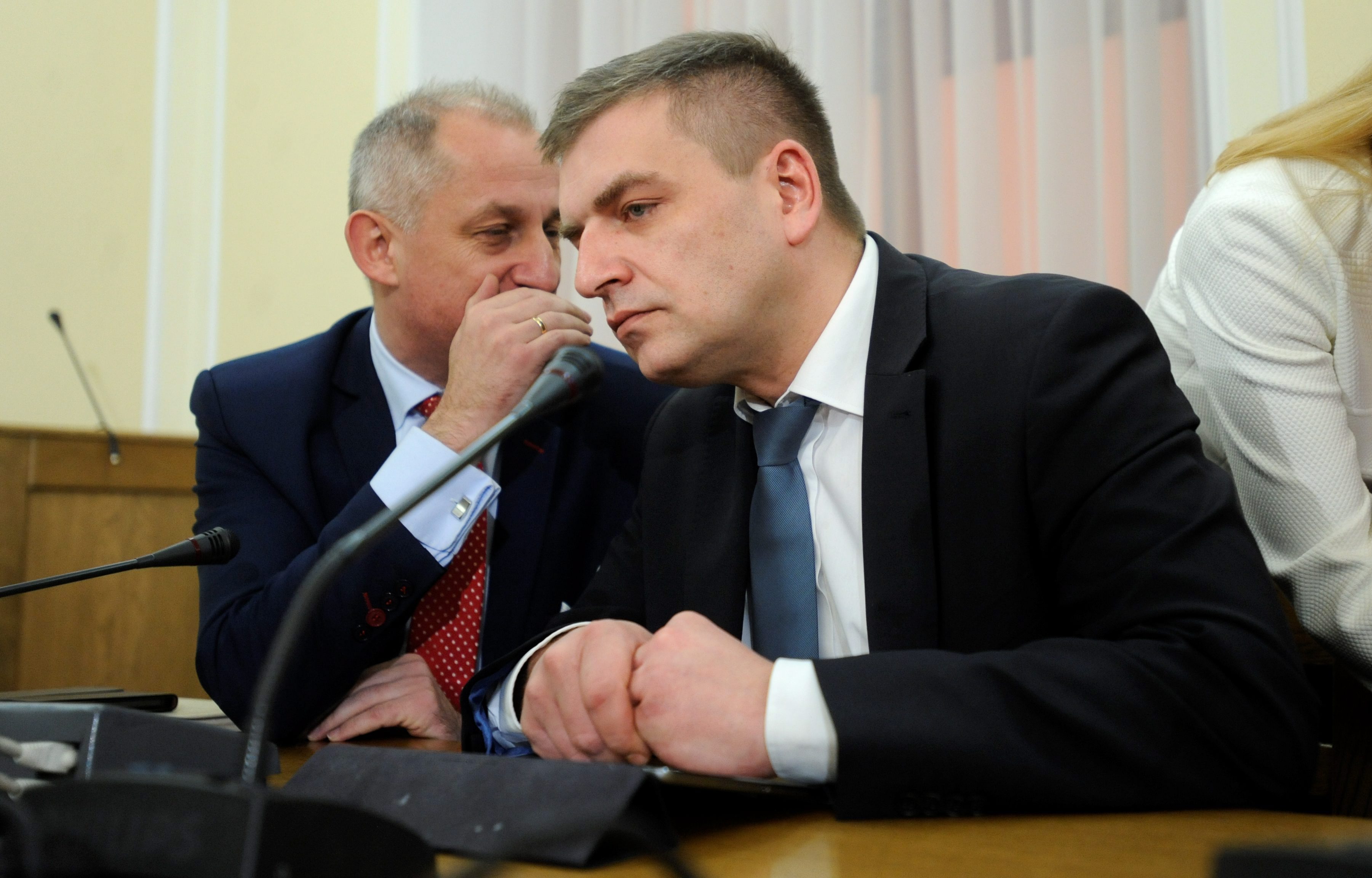 Jest odmianą skubania, polegającą na wycofaniu się z negocjacji tuż pod koniec rozmów. Z powodzeniem może być stosowana, kiedy rozmowy się przedłużają i maleją szanse na ich konstruktywne zakończenie. Wycofanie oferty ma z założenia zmusić przeciwnika do szybszego podjęcia decyzji. Przykład: Po trzech godzinach rozmów dotyczących planu naprawczego dla Kompanii Węglowej związkowcy wyszli z sali obrad wzburzeni. Tłumaczyli, że strona rządowa obrzuciła ich inwektywami, w tym nazwała ich zachowanie pajacowaniem. Z kolei podczas sporu Arłukowicz–PZ ochoczo korzystały z tej techniki obie strony. A to z rozmów wycofywali się członkowie Porozumienia Zielonogórskiego, a to szef resortu, który deklarował, że nie ma z lekarzami o czym rozmawiać. Ba, bywało i tak, że kiedy na konferencji Bartosz Arłukowicz ogłaszał sukces, to na Twitterze medycy w tym samym czasie pisali: