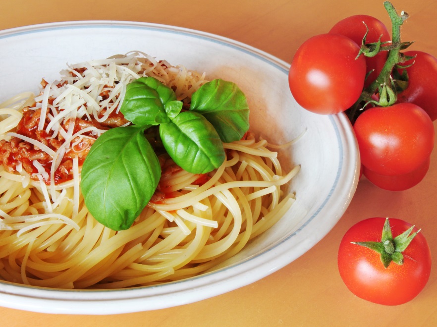 SPAGHETTI NAPOLI Składniki: • Międzybrodzki Makaron spaghetti – 500 g • Pomidory z puszki – 2 op. • Cebula – 1 szt. • Czosnek – 1 ząbek • Oliwa z oliwek – 1 łyżka • Parmezan • Świeża bazylia i oregano • Sól, pieprz