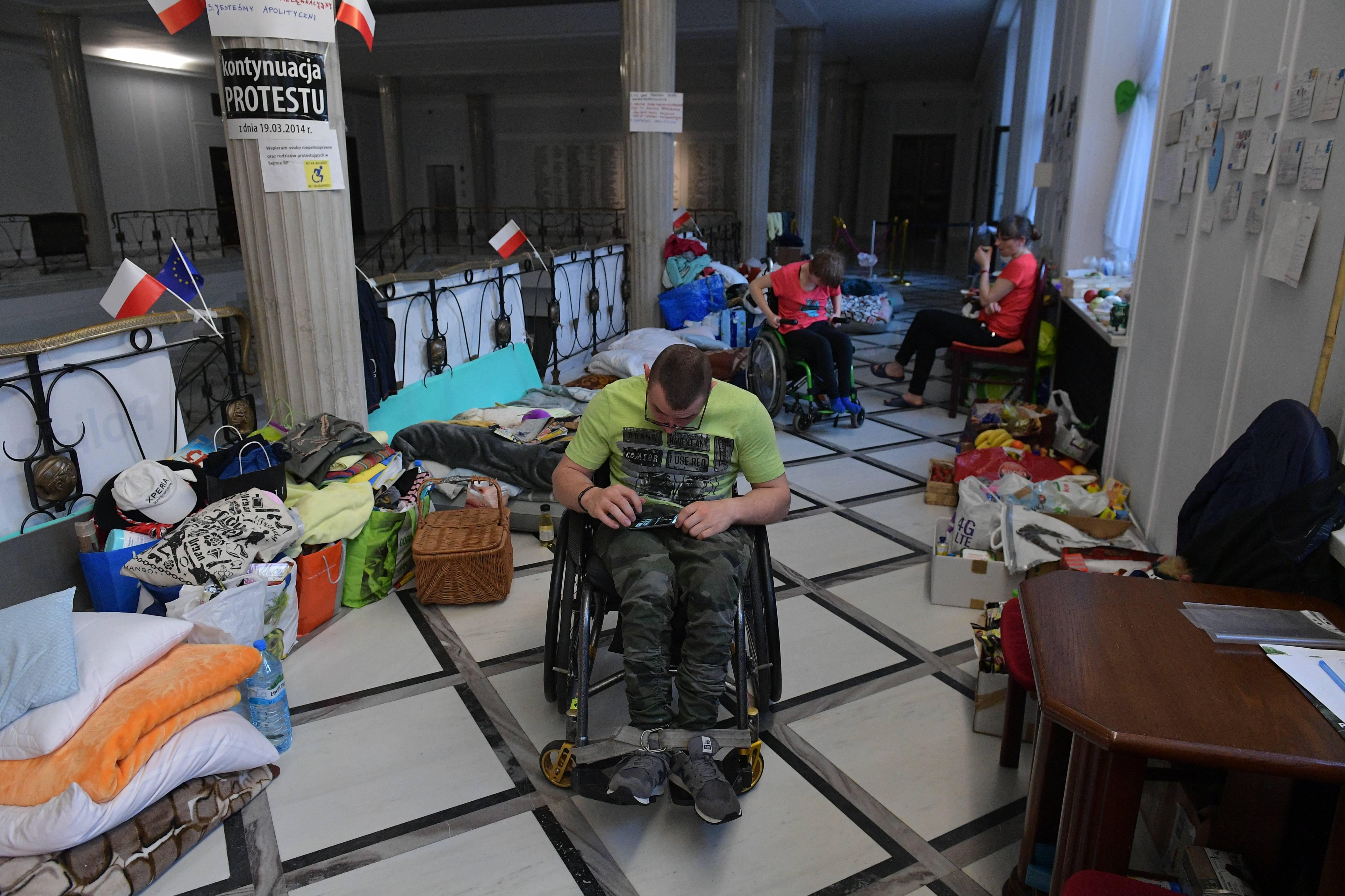 Niepełnosprawni śpiący podczas protestu w Sejmie