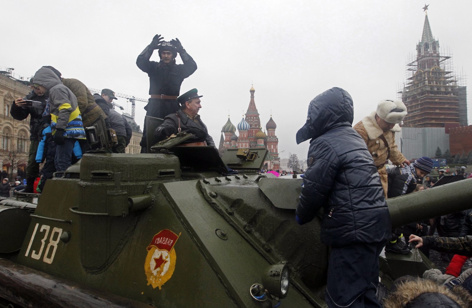 Na ulice rosyjskiej stolicy z tej okazji wyjechały nawet czołgi T-34, o których mówiono, że to one zdobyły Berlin...