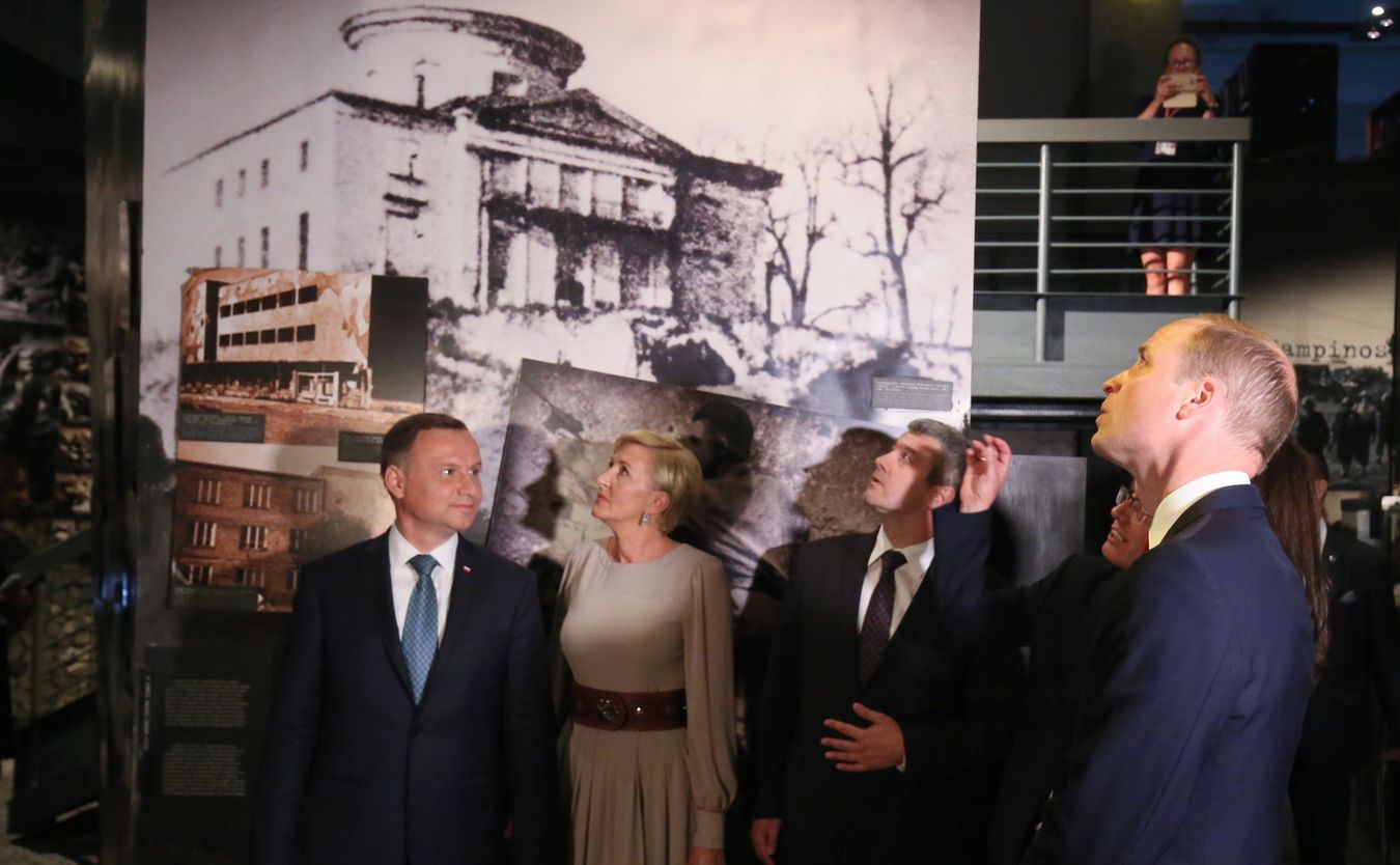 Pary książęcą i prezydencką przywitał dyrektor Muzeum Powstania Warszawskiego Jan Ołdakowski oraz wiceprezydent Warszawy Renata Kaznowska. Przed muzeum zebrało się kilkadziesiąt osób, które przyszły powitać Williama i Kate oraz prezydenta i pierwszą damę.