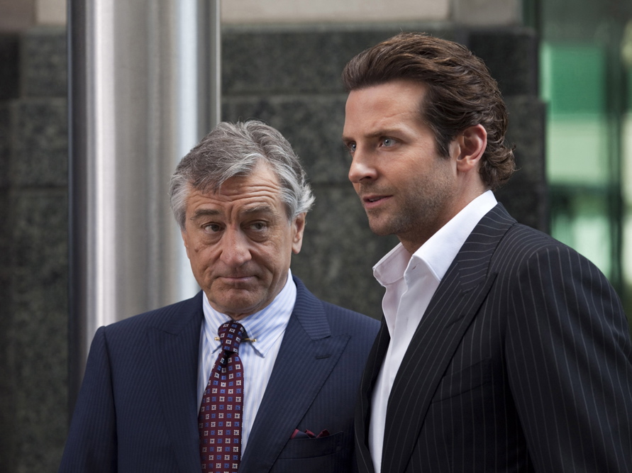 Robert de Niro i Bradley Cooper w filmie Jestem Bogiem