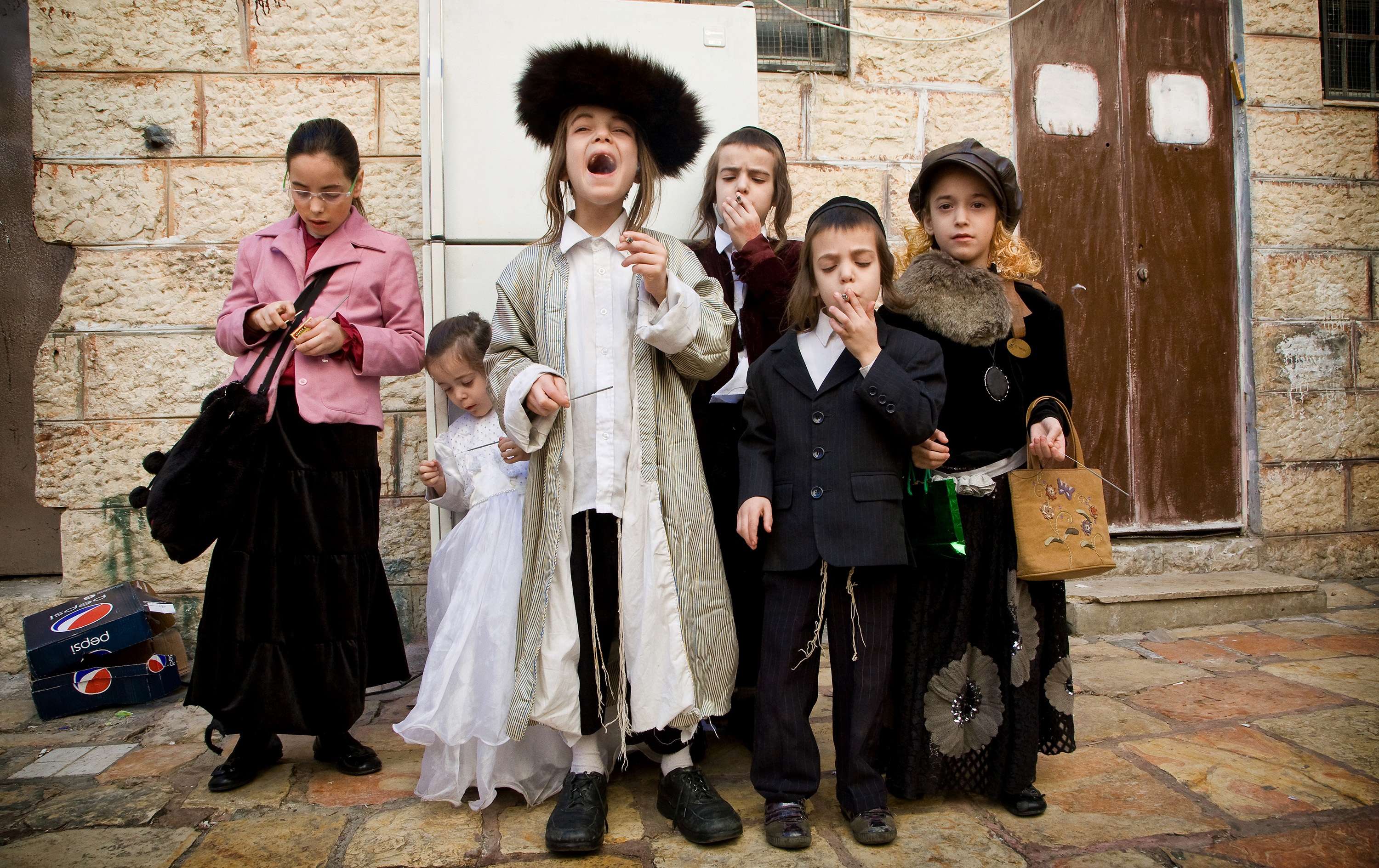 Dzieci w kostiumach w czasie święta Purim, Me’ah She’arim, Izrael.