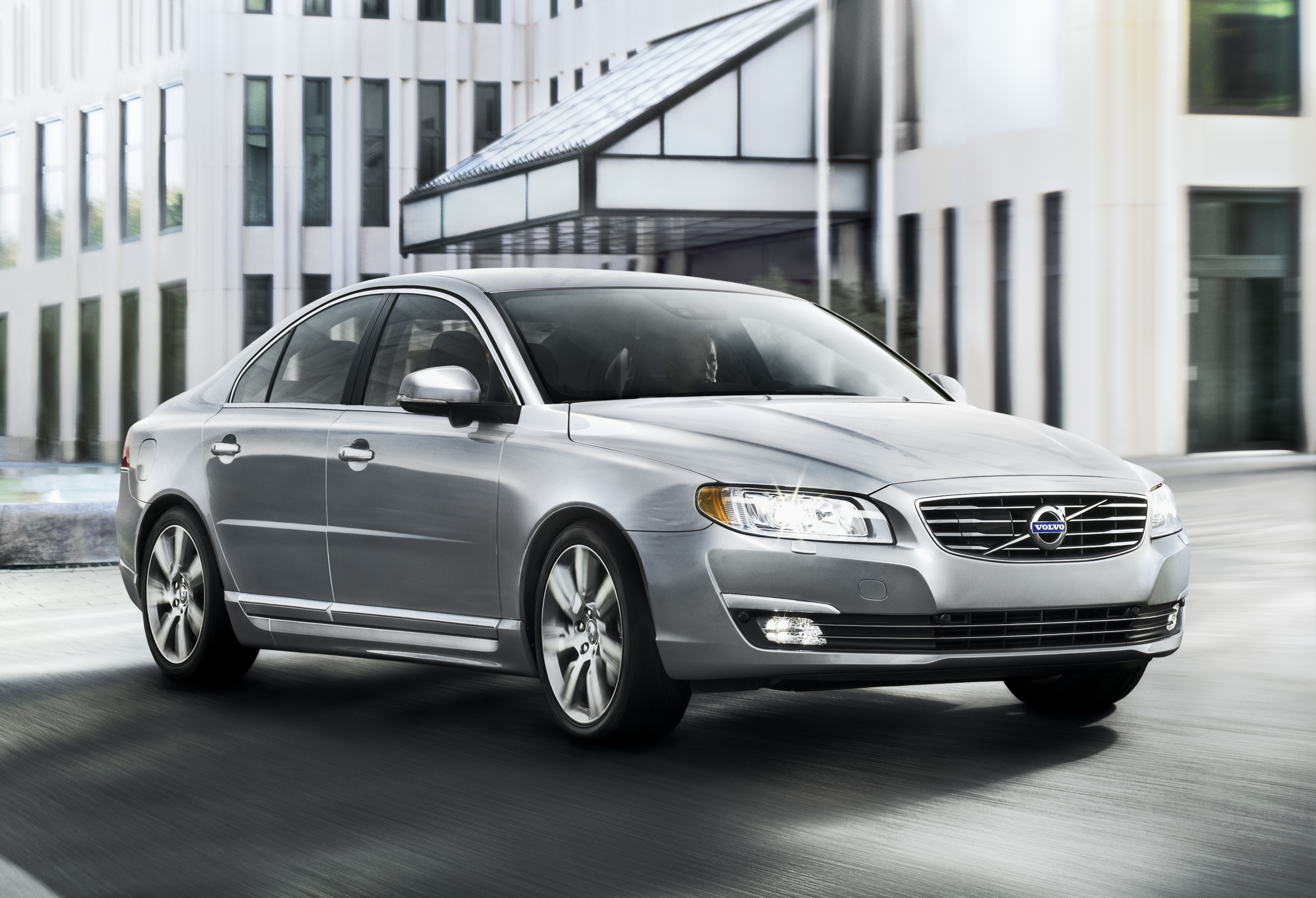 Volvo S80 D2 Kinetic na 1. miejscu w rankingu ADAC na najoszczędniejszy samochód klasy wyższej średniej z silnikiem Diesla - średnie spalanie na poziomie 4,1 l/100 km. Emisja dwutlenku węgla - 107 g/km.