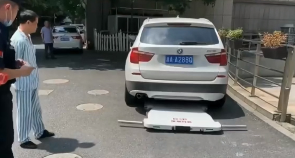 Zseniális megoldás a szabálytalan parkolás megállítására Kínából – videó