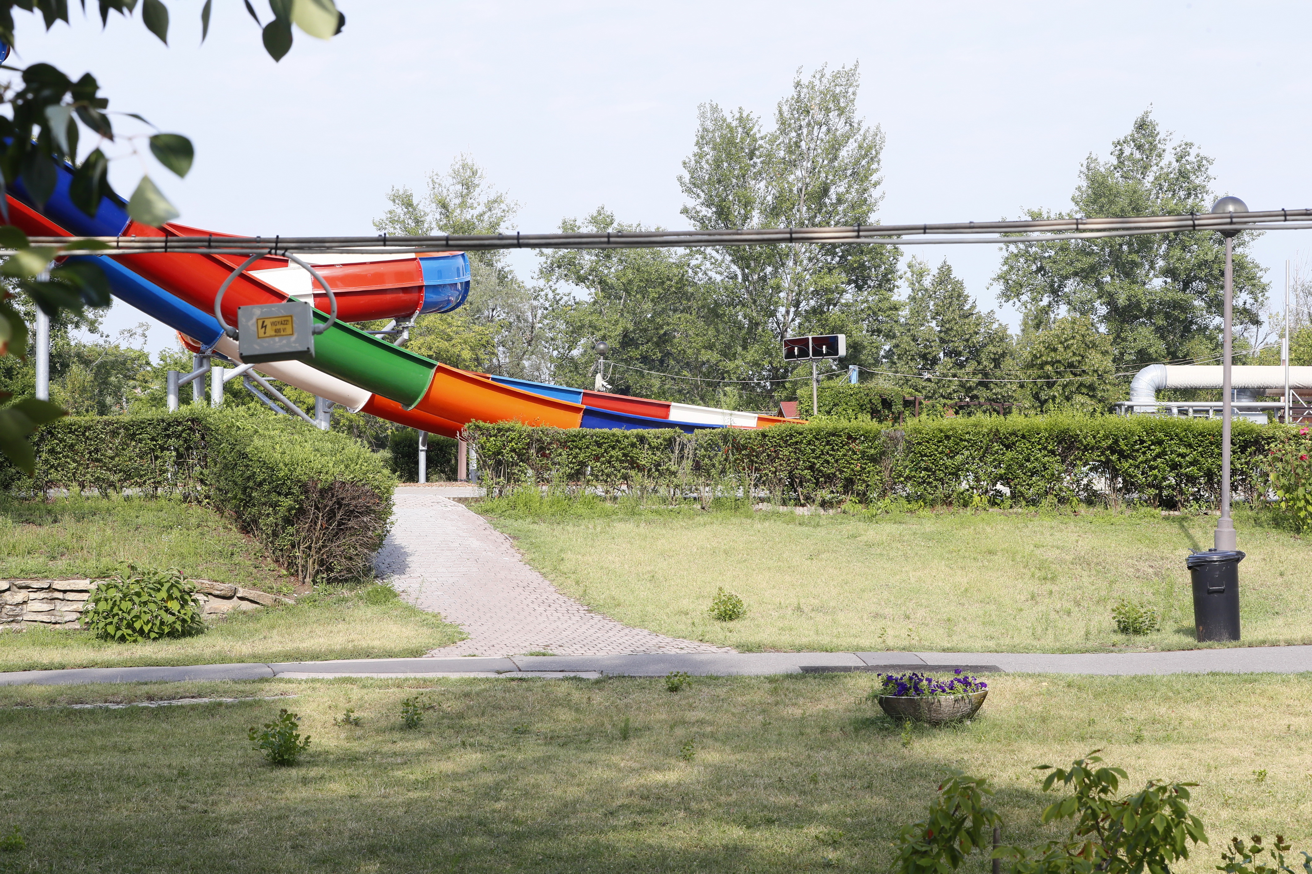 Káosz a csepeli strandon: begázolt a fürdő területére egy autós
