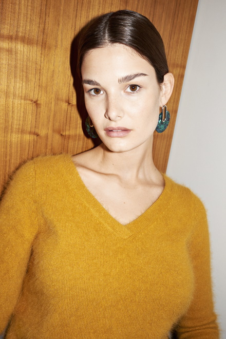 ... Francuska modelka, którą reprezentuje aż 8 agencji w Europie i w Ameryce, pojawiała się na wybiegach takich marek, jak Calvin Klein, Chanel, Dior, Balmain, Versace i Prada. Eteryczna Ophelie pozowała przed obiektywami największych fotografów świata mody...