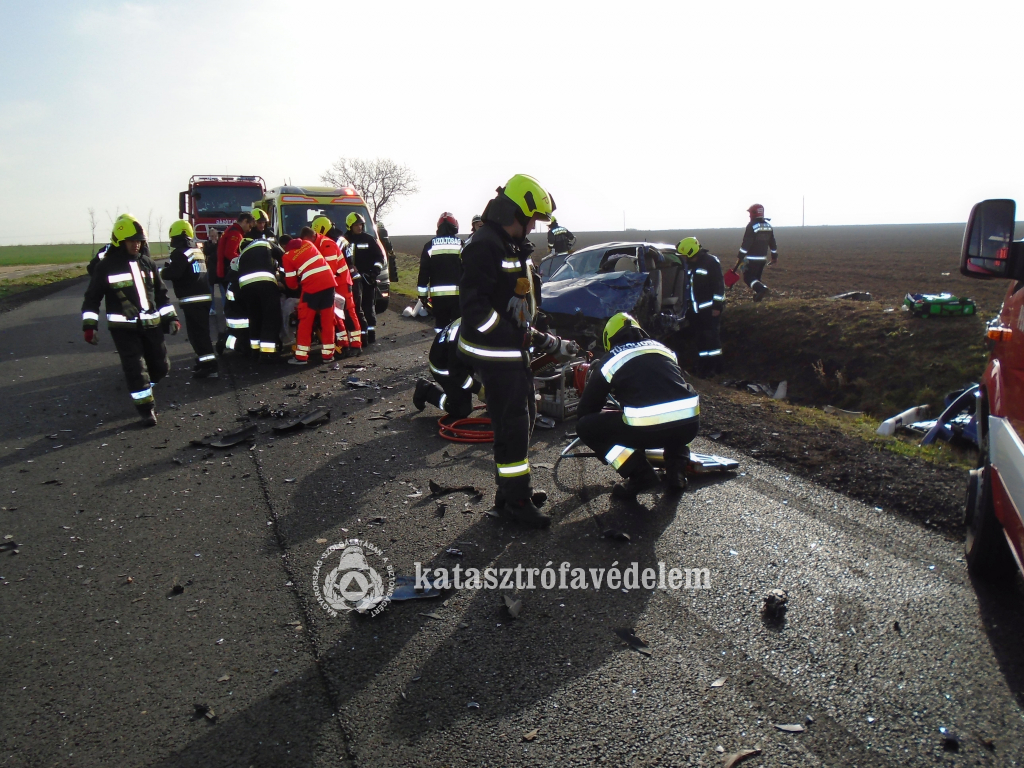 Frontálisan ütközött két autó Baranyában, mentőhelikopter is érkezett a helyszínre – sokkoló fotók