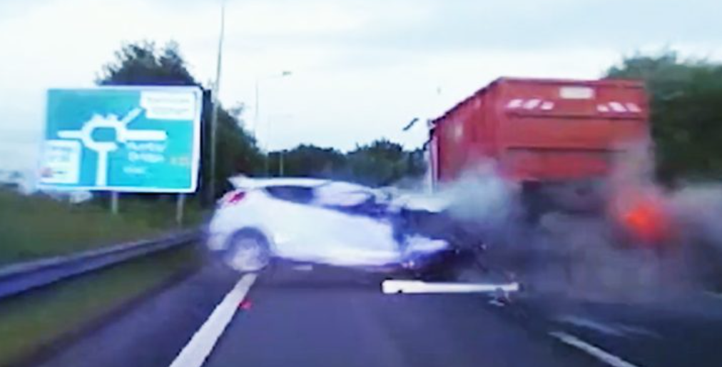 Videón a brutális baleset! 160-nal csapódott teherautóba a 19 éves sofőr