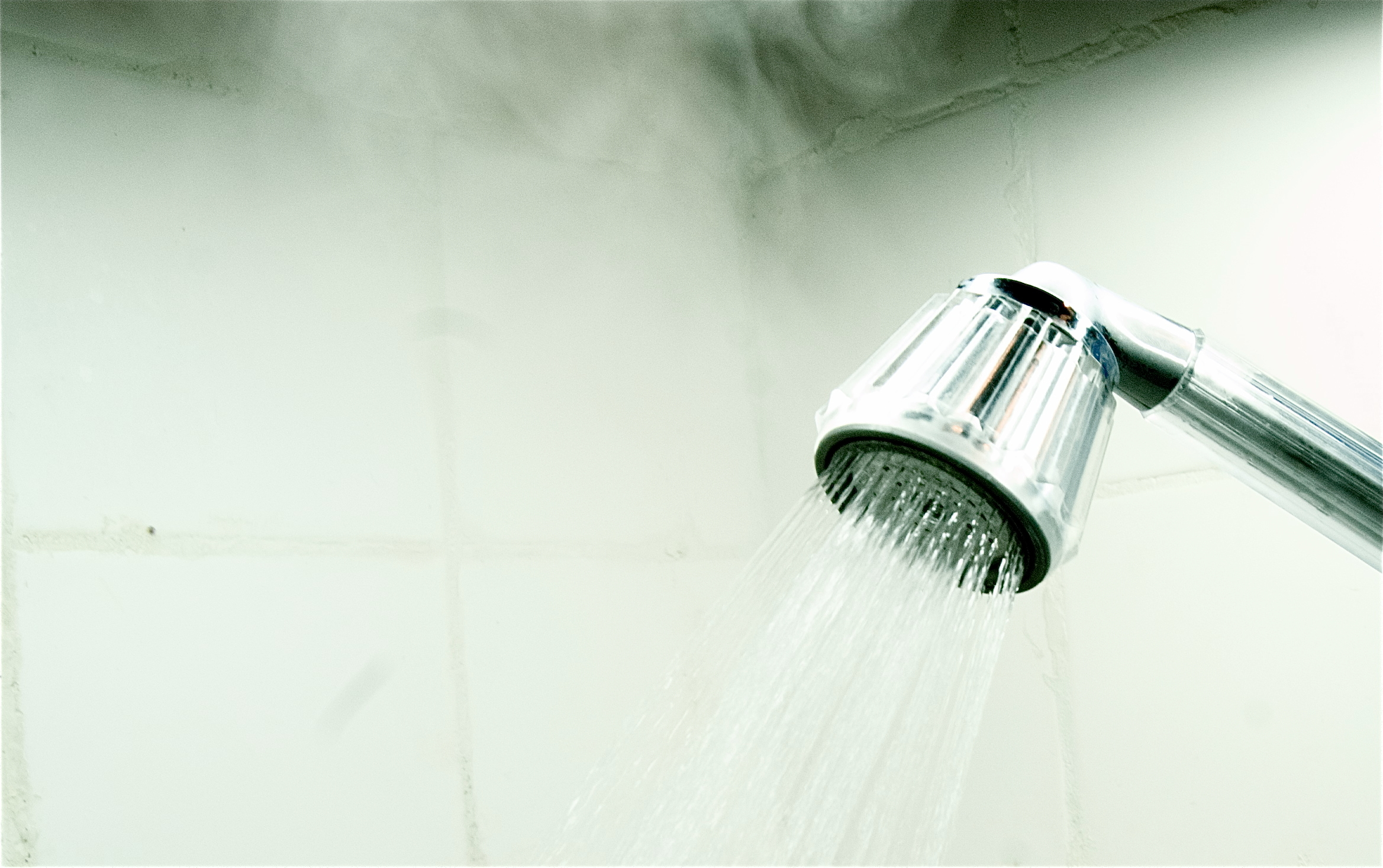 Meleg vagy hideg vízben jobb zuhanyozni? Itt a válasz! | EgészségKalauz