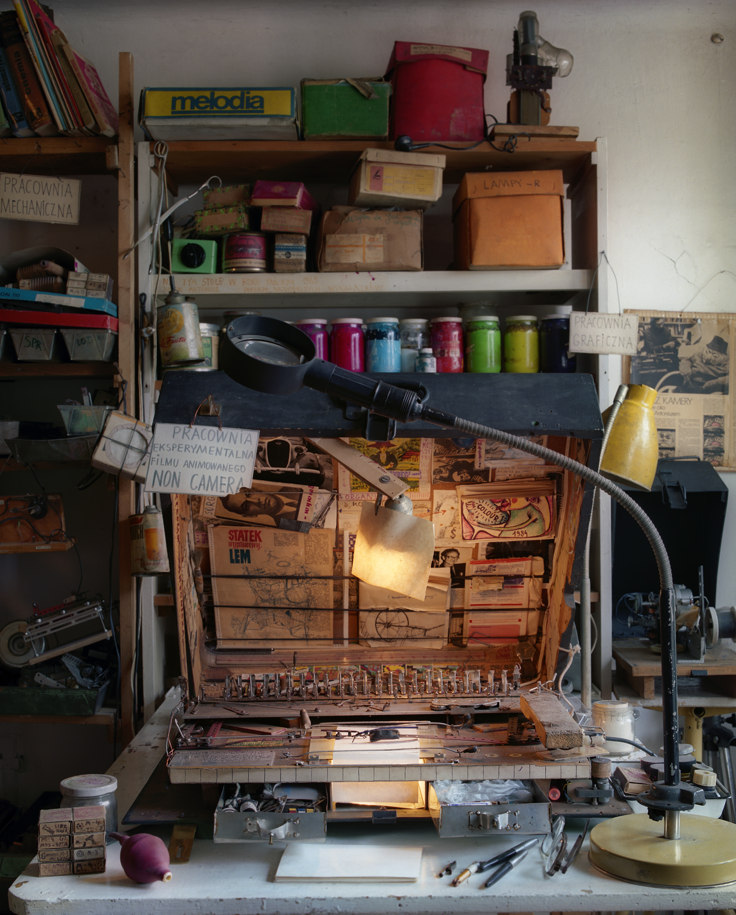 Zdjęcia pracowni Juliana Antonisza/ Photos from the studio of Julian Antonisz, fot./photo Weronika Łodzińska, dzięki uprzejmości Zachęty Narodowej Galerii Sztuki/ courtesy of Zachęta National Gallery of Art