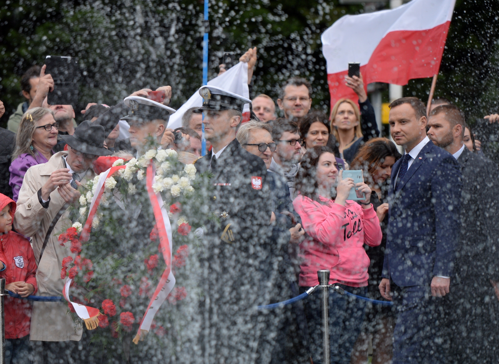 Prezydent Andrzej Duda składa kwiaty przed Polish War Memorial - pomnikiem w Londynie wzniesionym, by uczcić pamięć polskich lotników pomagających aliantom podczas II wojny światowej.