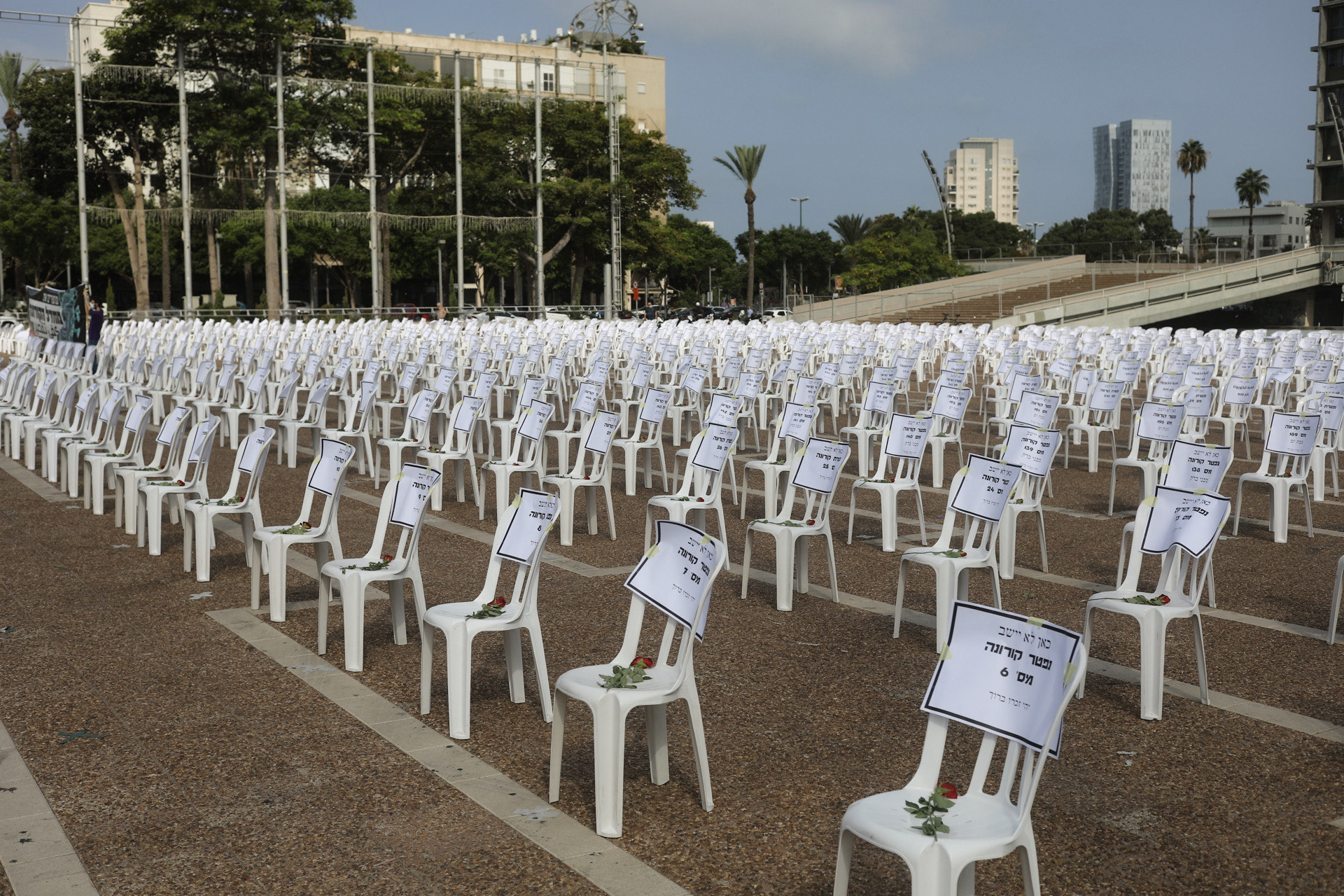 1000 krzeseł z różą i tabliczką z imieniem i nazwiskiem ofiary epidemii koronawirusa w Izraelu. Tel Awiw, Plac Rabina