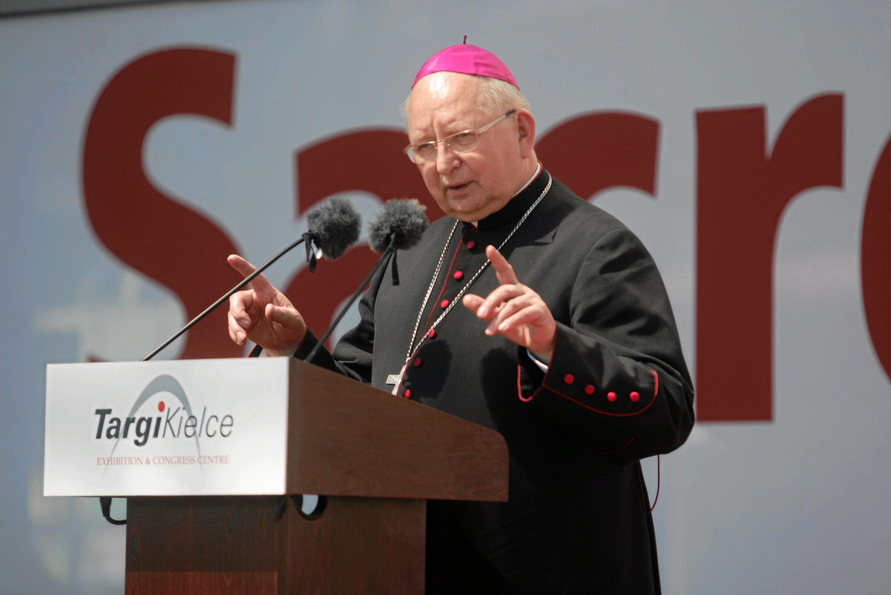 Bp Kazimierz Ryczan rządzi diecezją kielecką od 1993 r. Zdaniem Faktu duchowny podróżuje hybrydowym lexusem RX 450h - taki SUV salonie japońskiej marki miał kosztować ok. 300 tys. zł.