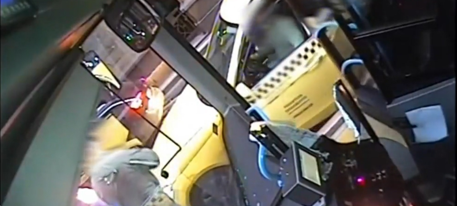 Börtönbüntetésre ítélték a taxist, aki rátámadt egy buszsofőrre a belvárosban - videó