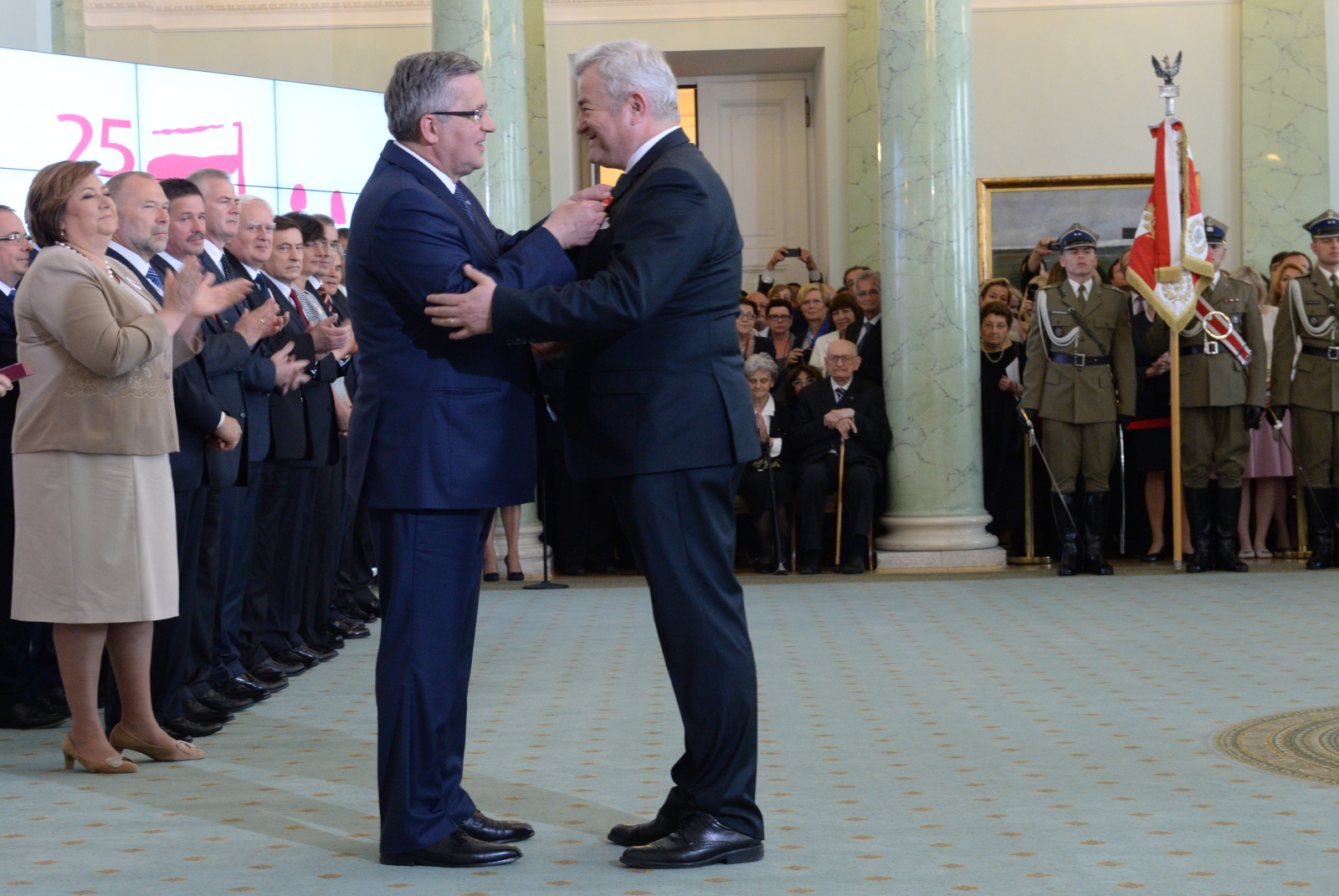 Prezydent Bronisław Komorowski wręczył Jarosławowi Gugale Krzyż Oficerski Orderu Odrodzenia Polski podczas uroczystości wręczenia w odznaczenia państwowych z okazji Święta Wolności w 25. rocznicę wyborów czerwcowych