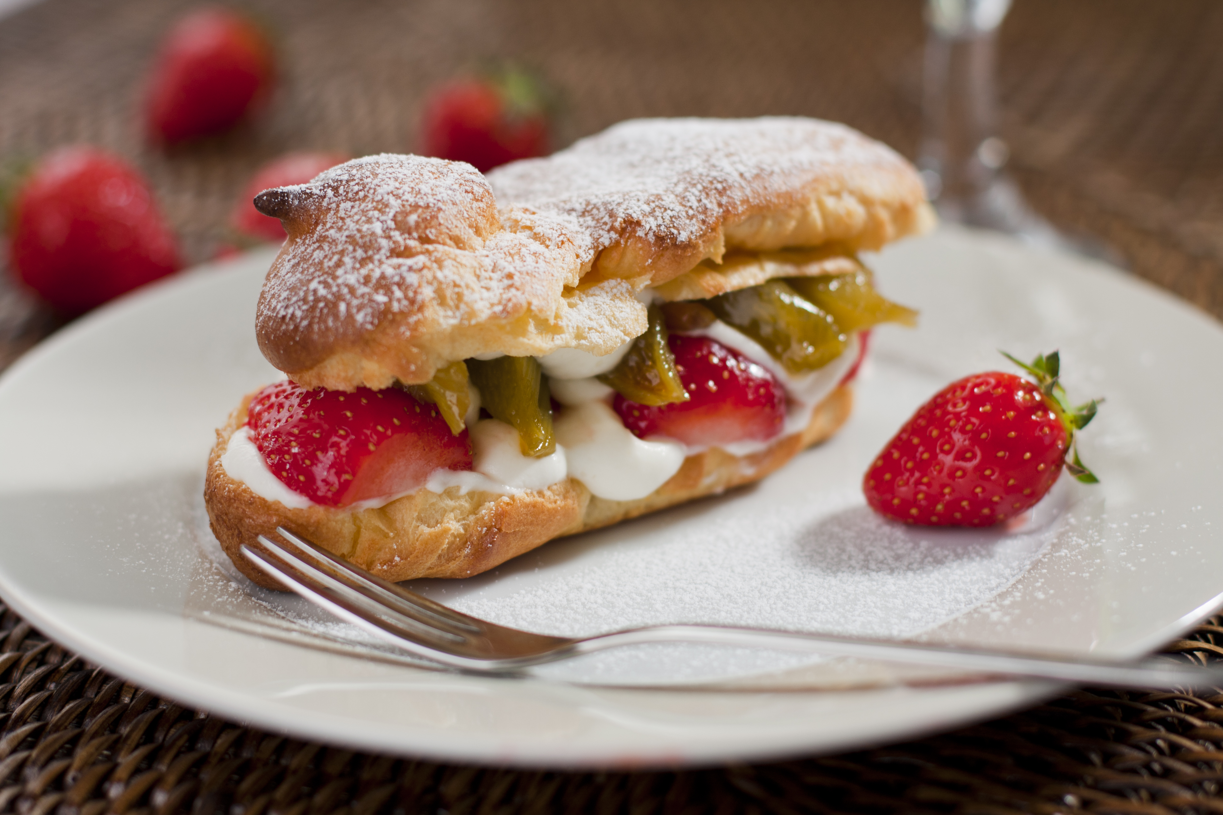 Epres-rebarbarás eklerfánk fehérborral megbolondítva