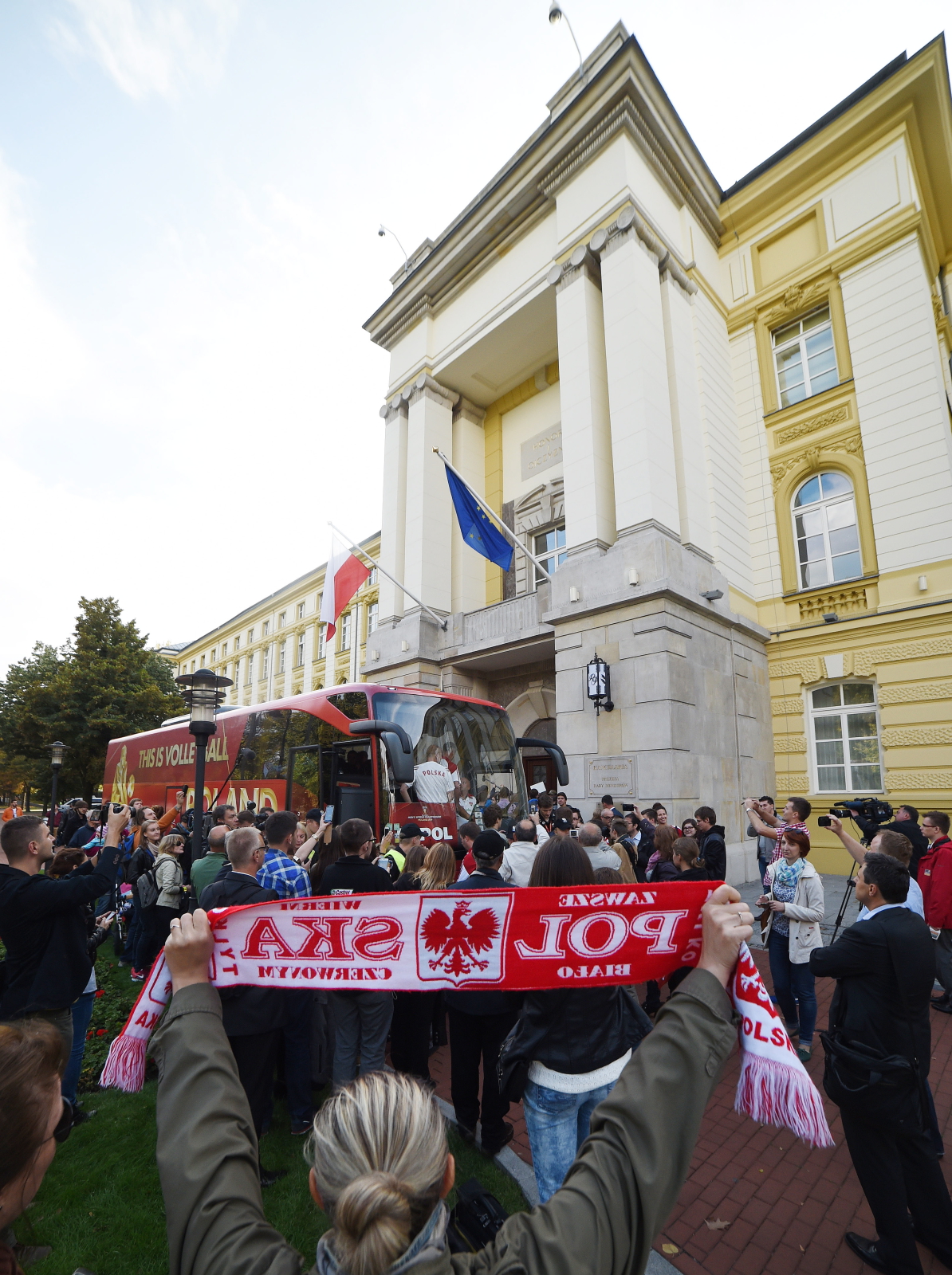 Kibice czekają na siatkarzy przed siedzibą Rady Ministrów, w której trwało spotkanie