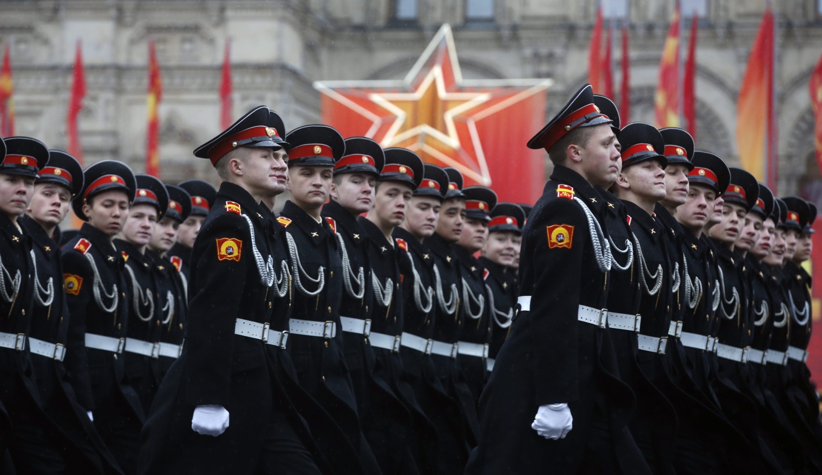 Czerwone gwiazdy i inne komunistyczne symbole, sztandary historycznych jednostek wojskowych i uroczysta defilada...