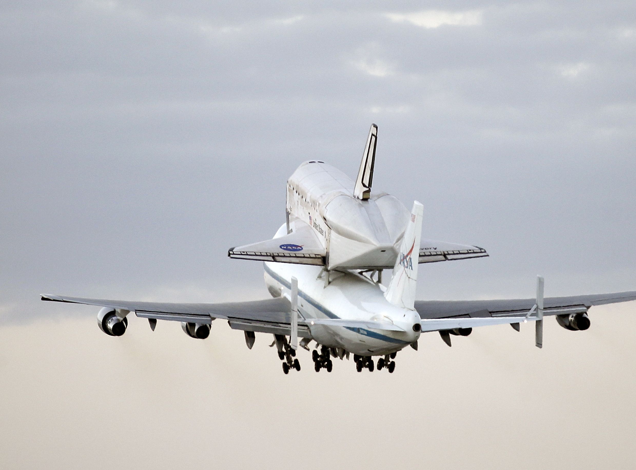 Znajdujący się obecnie w Udvar-Hazy Center konstrukcyjny bliźniak Discovery, używany tylko do doświadczalnych lotów w atmosferze ziemskiej wahadłowiec Enterprise, zostanie jeszcze w kwietniu przeniesiony na pokład lotniskowca Intrepid, który stoi w porcie nowojorskim jako okręt-muzeum