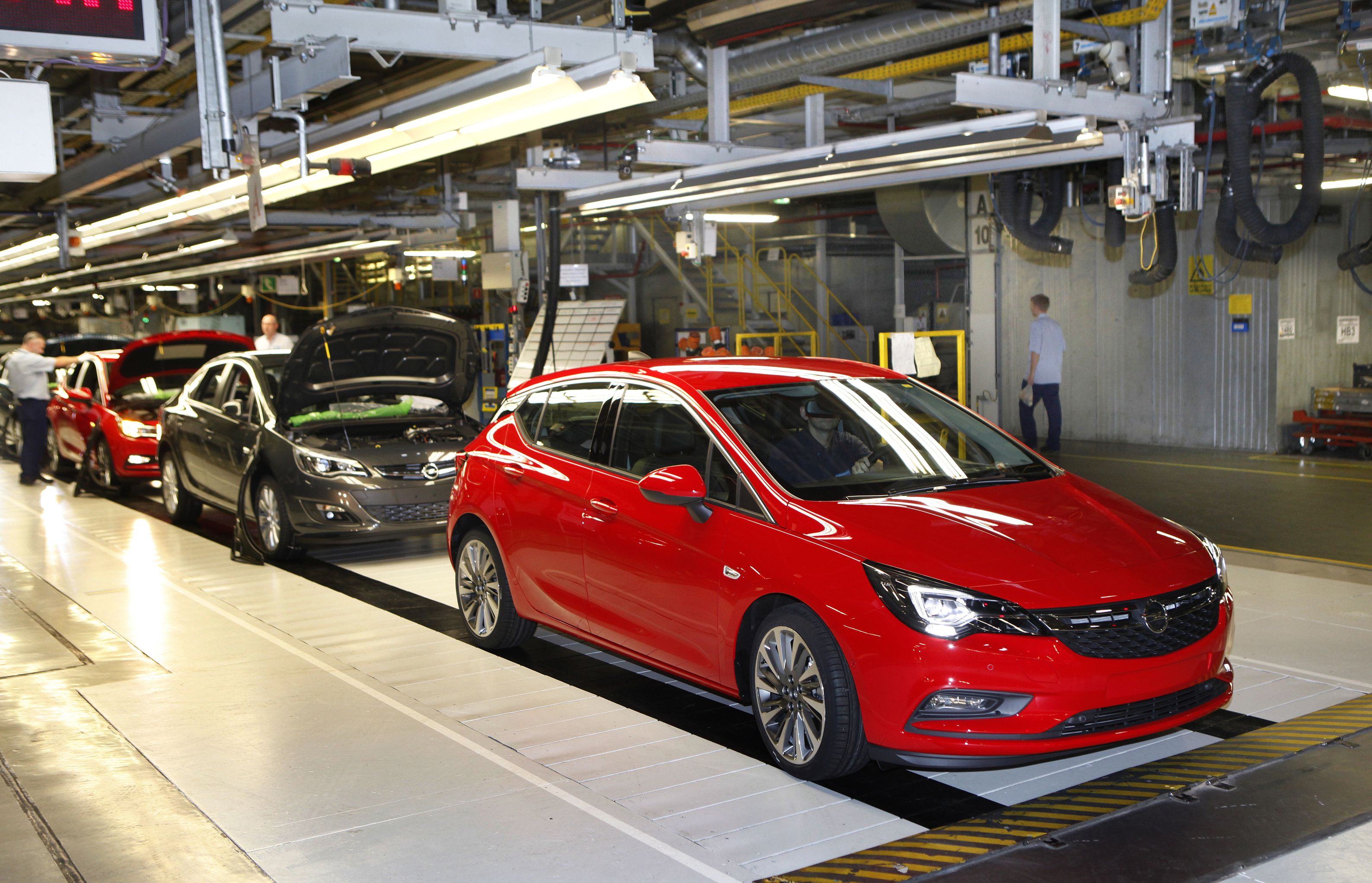 Zaledwie dwa tygodnie po premierze we Frankfurcie, w Gliwicach ruszyła produkcja seryjna nowej astry. Śląska fabryka będzie głównym producentem tego auta w wersji hatchback 5d, czyli najpopularniejszego modelu na rynku. Wiadomo, że koncern General Motors, właściciel Opla, zainwestował w związku z nowym modelem 150 mln euro (czyli ok. 630 mln zł).