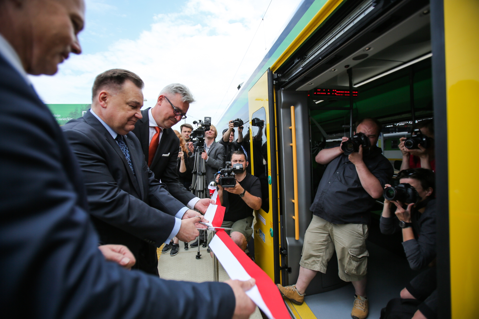 Koleje Mazowieckie to pierwsza w Polsce samorządowa spółka przewozowa. 10 lat temu wydzielała się z Przewozów Regionalnych rozpoczęła działalność na własny rachunek. Początkowo tabor stanowiły stare pociągi należące niegdyś do poprzedniego przewoźnika. Dziś nowe pociągi i wagony stanowią jedną trzecią całego taboru. Spółka planuje jednak kolejne zakupy. Pomocna może być nowa perspektywa unijna, dzięki której znają się pieniądze na zakup nowych składów i wagonów. Środki dla Kolei Mazowieckich chce też zdobyć marszałek województwa mazowieckiego, któremu spółka podlega. Impulsy wyprodukowała firma Newag, która ma zakłady w Nowym Sączu oraz w Gliwicach. Nowe składy mogą rozwijać prędkość do 160 kilometrów na godzinę.