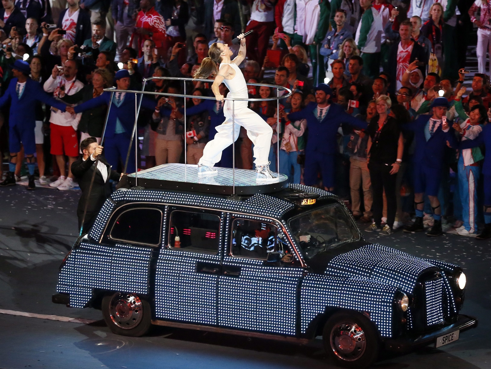 Melanie Chisolm podczas ceremonii zamknięcia Olimpiady w Londynie
