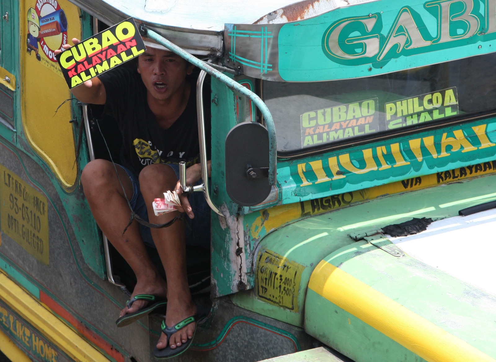 Do filipińskiego Jeepney'a mieści się 19 osób (tyle jest siedzeń w środku, w praktyce auto może pomieścić zdecydowanie więcej pasażerów)