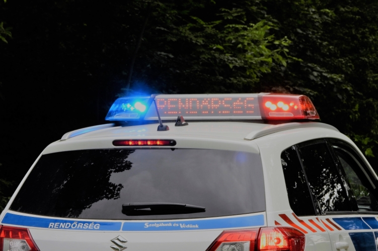 „Ne gyertek közelebb, mert megdöglötök ti is, és én is!” – így fenyegette robbantással a rendőröket egy szegedi férfi – fotók