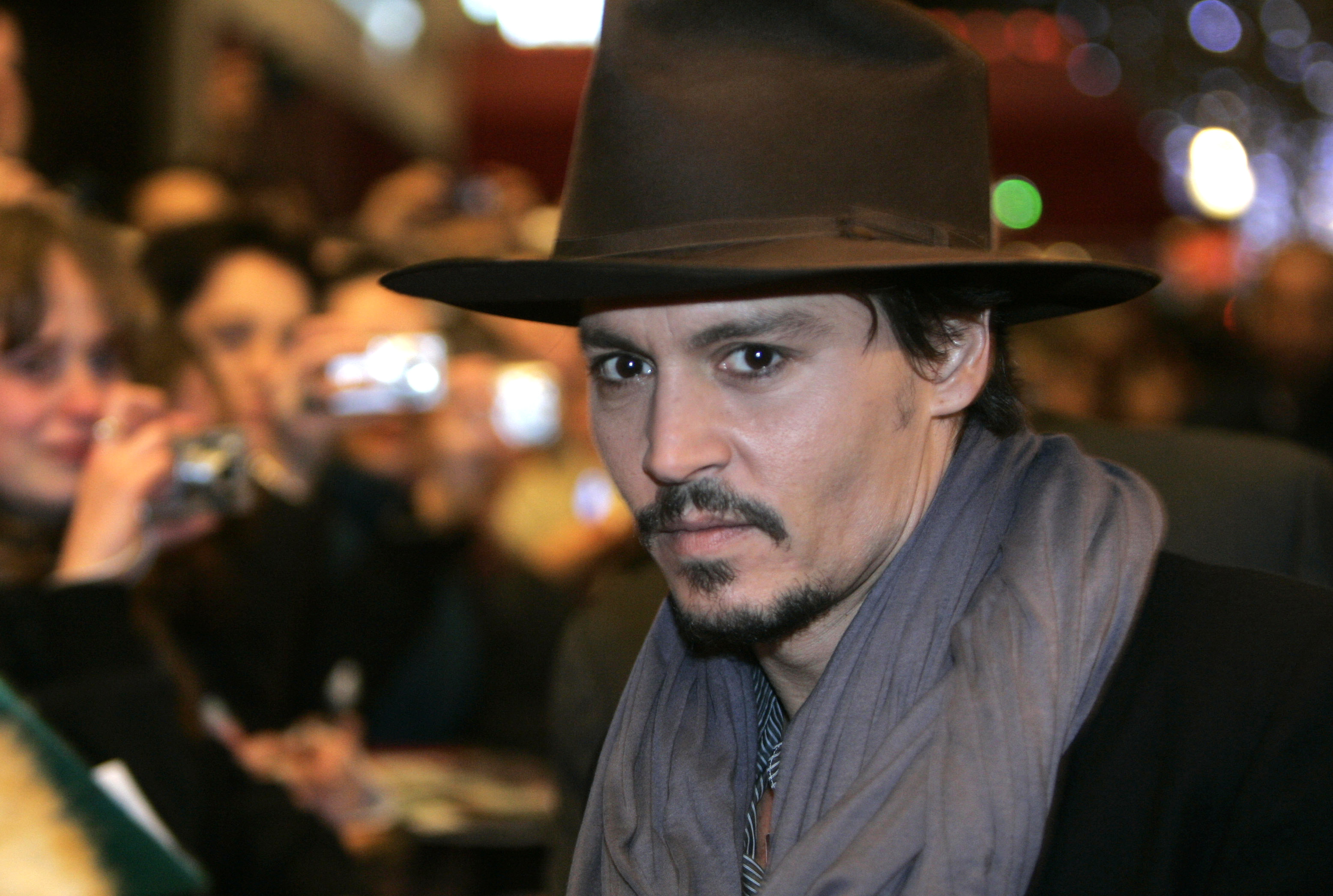 Johnny Depp. Najdziwniejszy seks gwiazdora? Jak sam przyznaje stracił dziewictwo w vanie pewnego zespołu. Miał wtedy 13 lat.