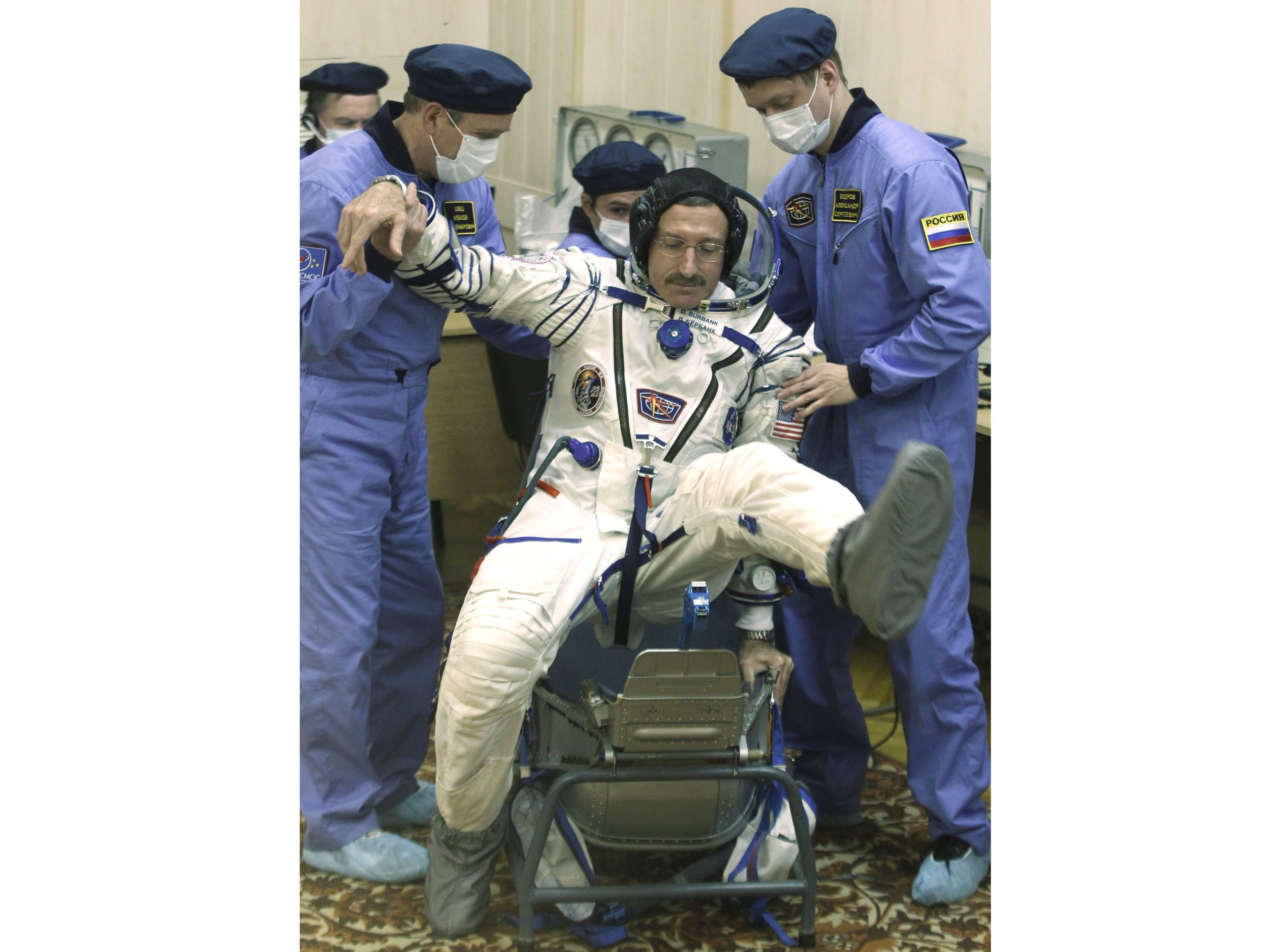 Astronauta amerykański Dan Burbank po kontroli skafandra