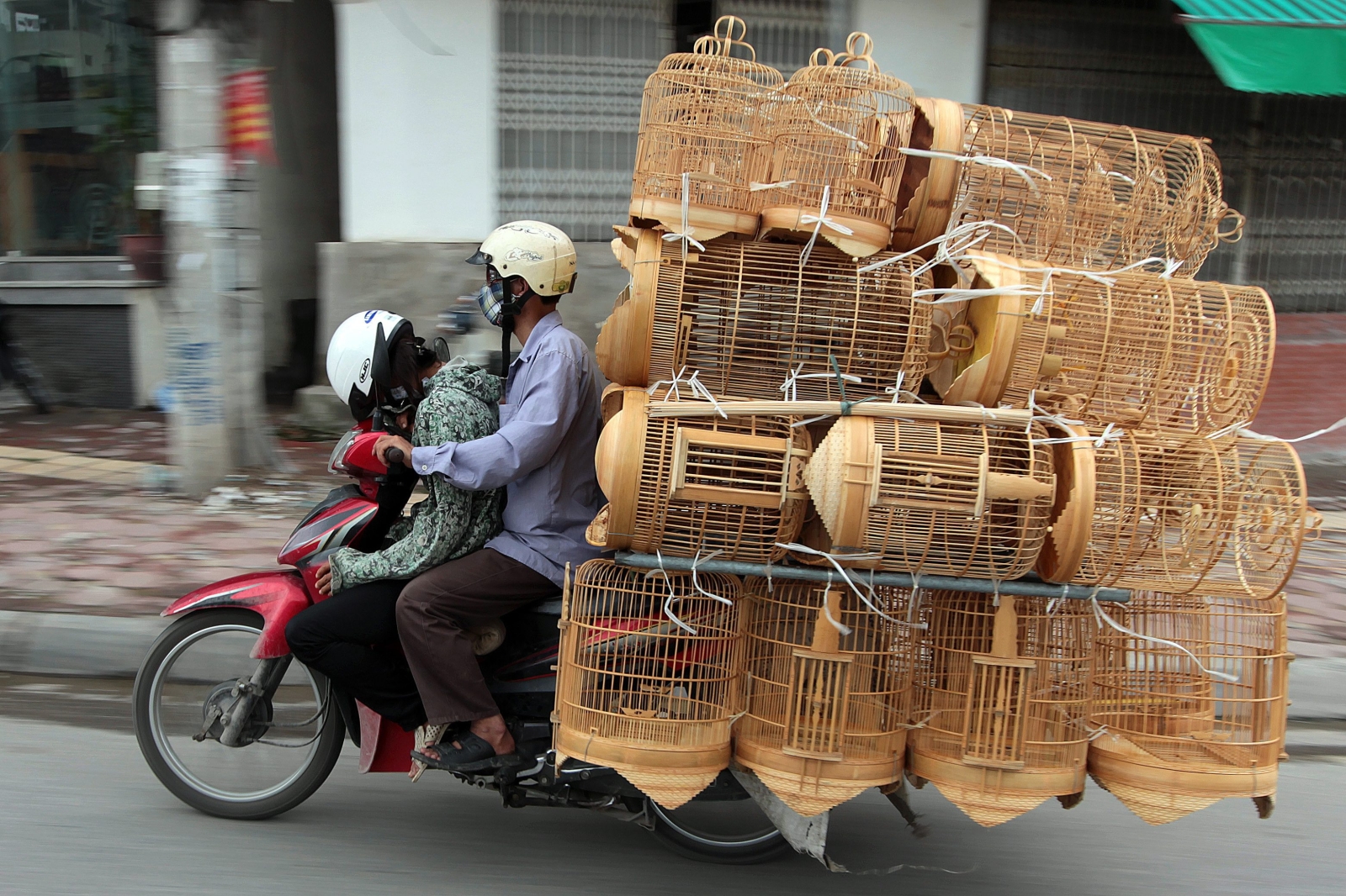 Ponad 65 procent osób w głównych miastach Wietnamu Hanoi i Ho Chi Minh jeździ na motocyklu lub skuterze
