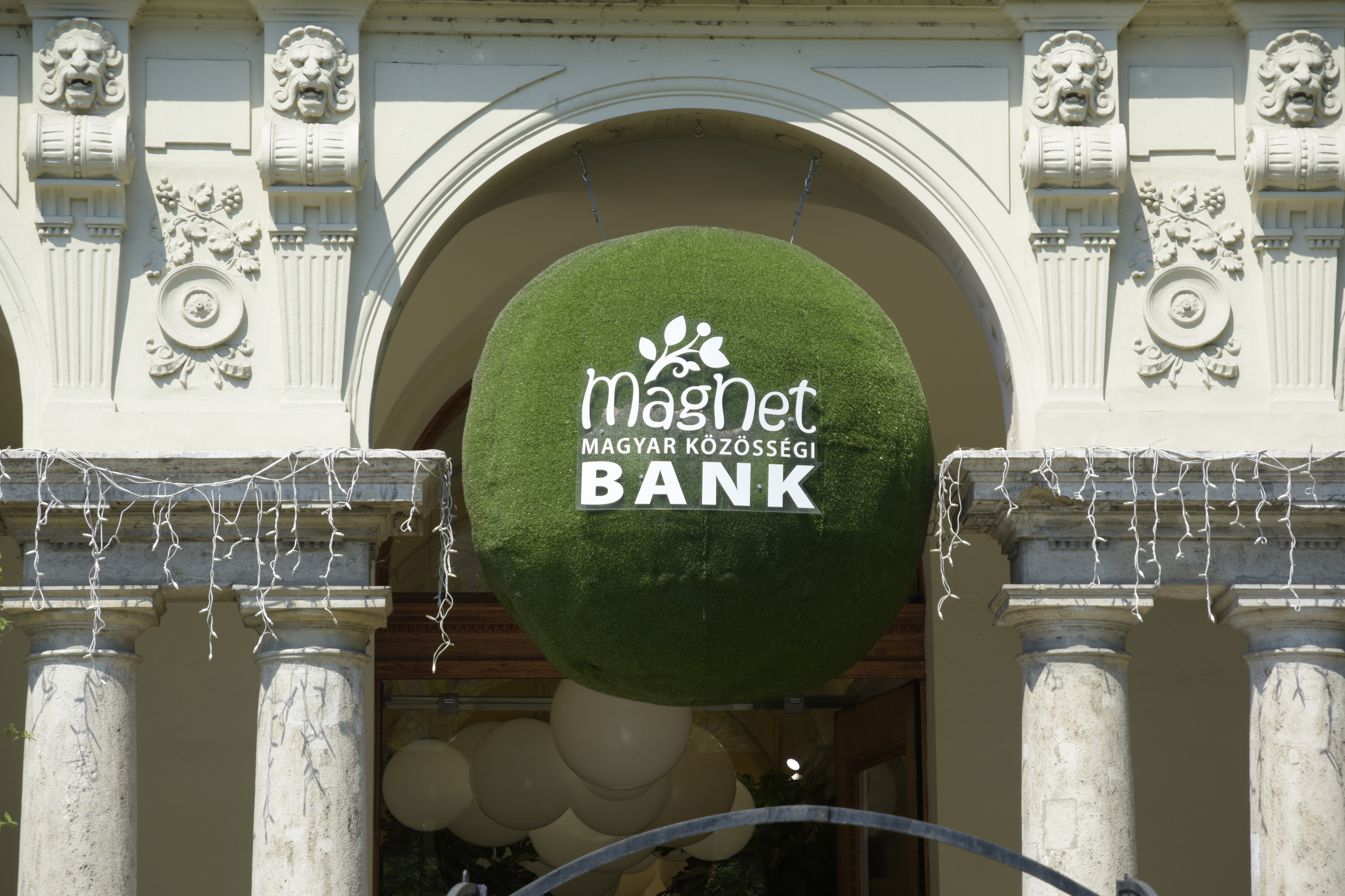 Több mint 50 millió forintra büntették az egyik hazai bankot: nem is akármiért