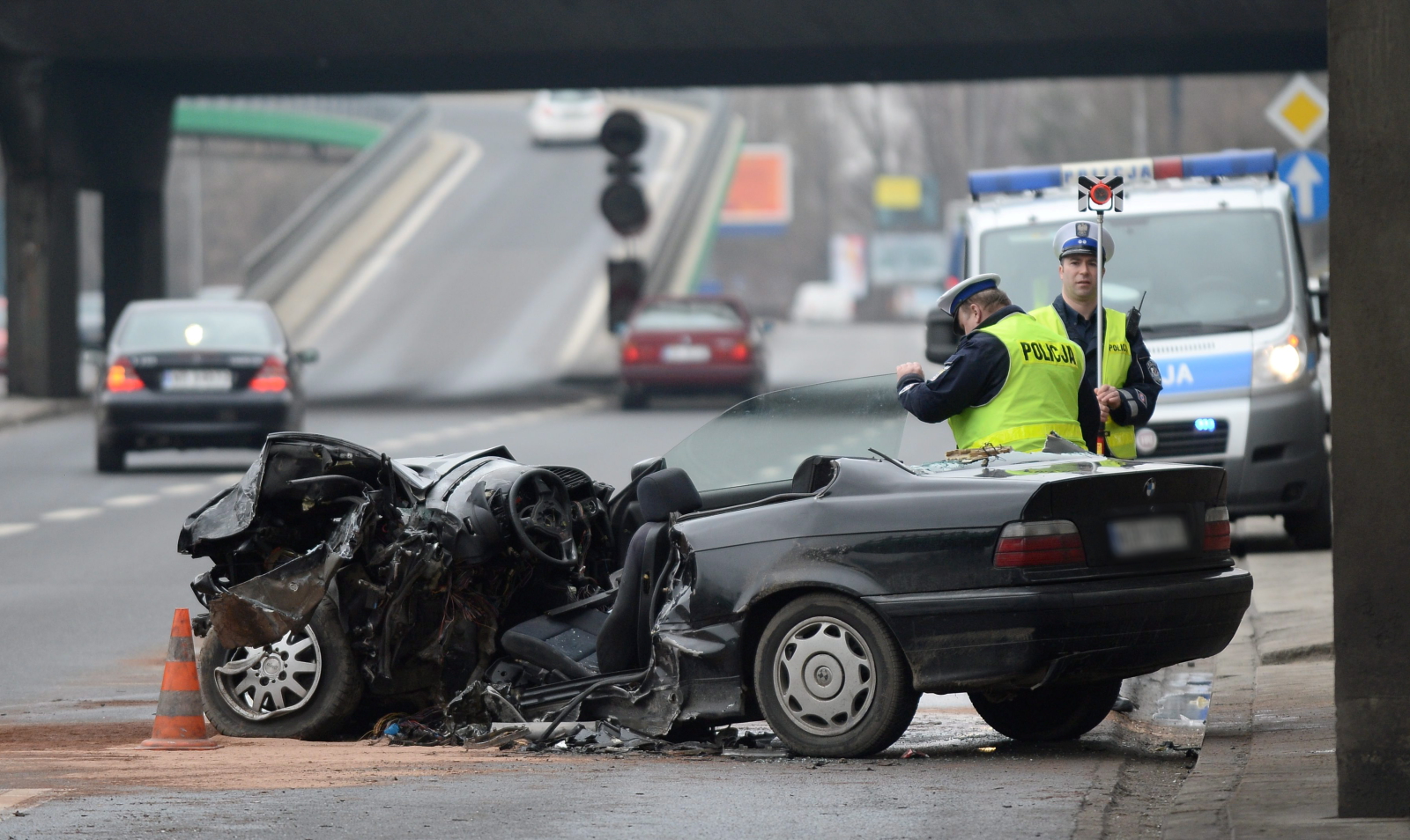 BMW rozbite na filarze mostu Łazienkowskiego w Warszawie
