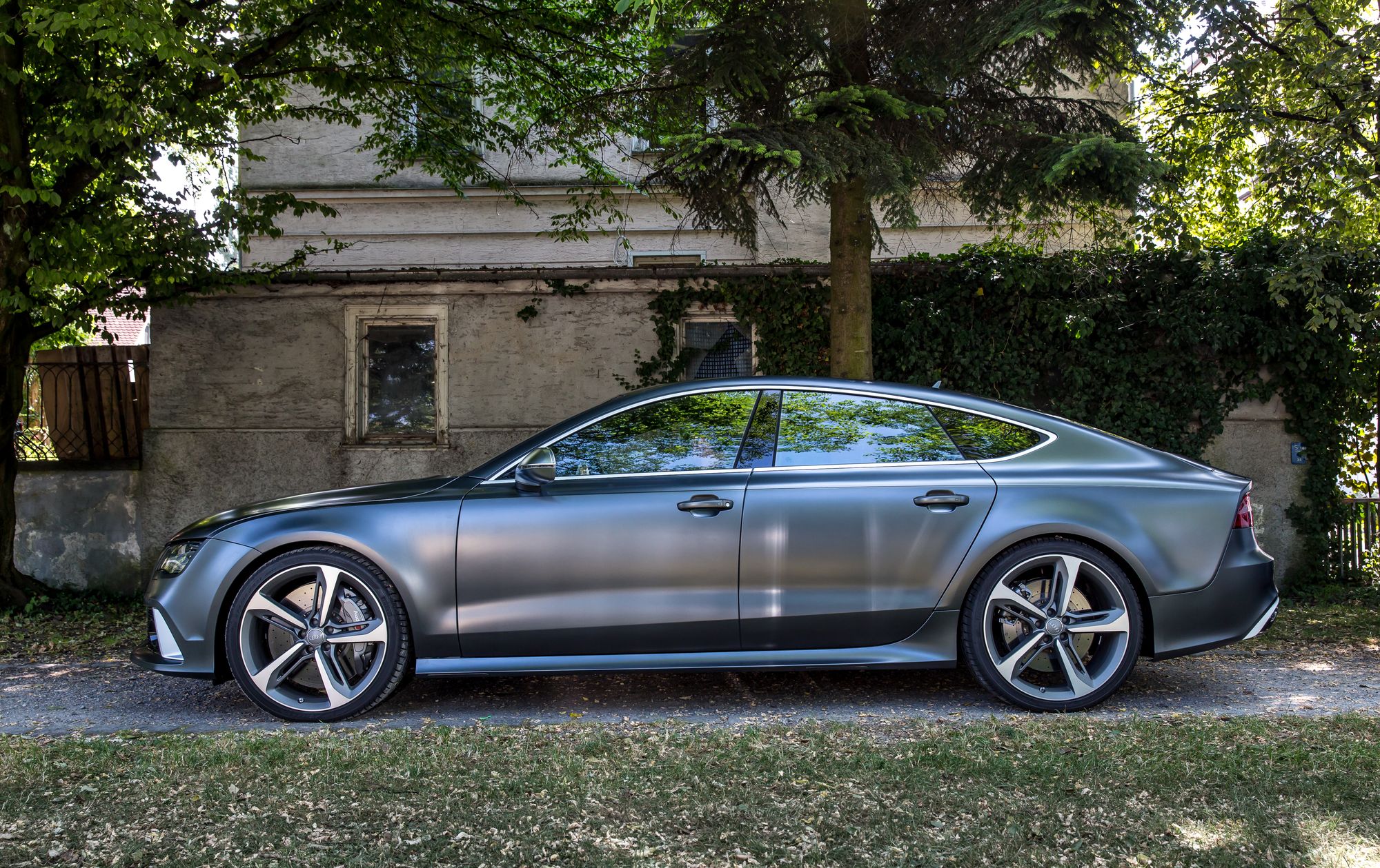 Audi RS 7 Sportback od 0 do 100 km/h przyspiesza w 3,9 sekundy. Prędkość maksymalną producent ograniczył seryjnie do 250 km/h. Opcjonalny pakiet