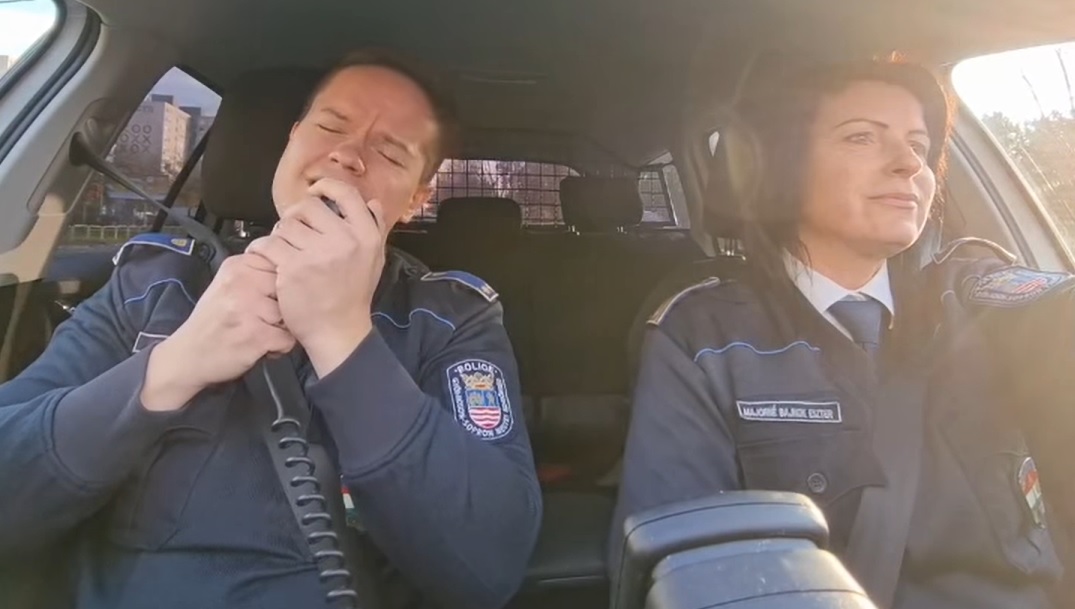 „Elkezdődött” – Mariah Carey-t énekelve nyitotta meg az ünnepi szezont a rendőrség – videó