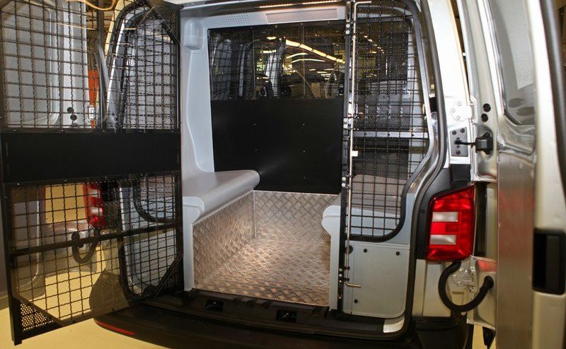 Po adaptacji pojazdy mają nadwozie 3-przedziałowe - może w nich podróżować 5 policjantów oraz 2 zatrzymanych w osobnej