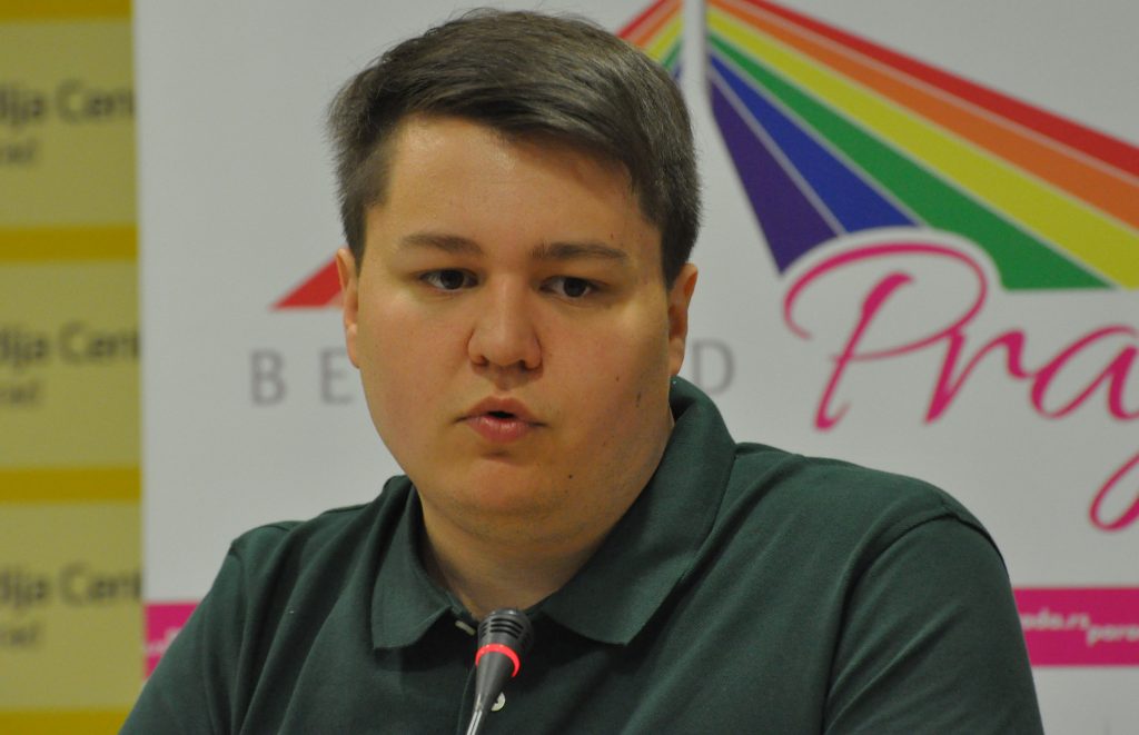 Brnabić stała się uprzywilejowanym politykiem reżimu. Może się obnosić ze swoją orientacją seksualną, a nawet mieć dziecko z partnerką, podczas gdy zwyczajnym gejom czy lesbijkom tego nie wolno, bo nie są dość bogaci i ustosunkowani – Aleksandar Savić, aktywista LGBT