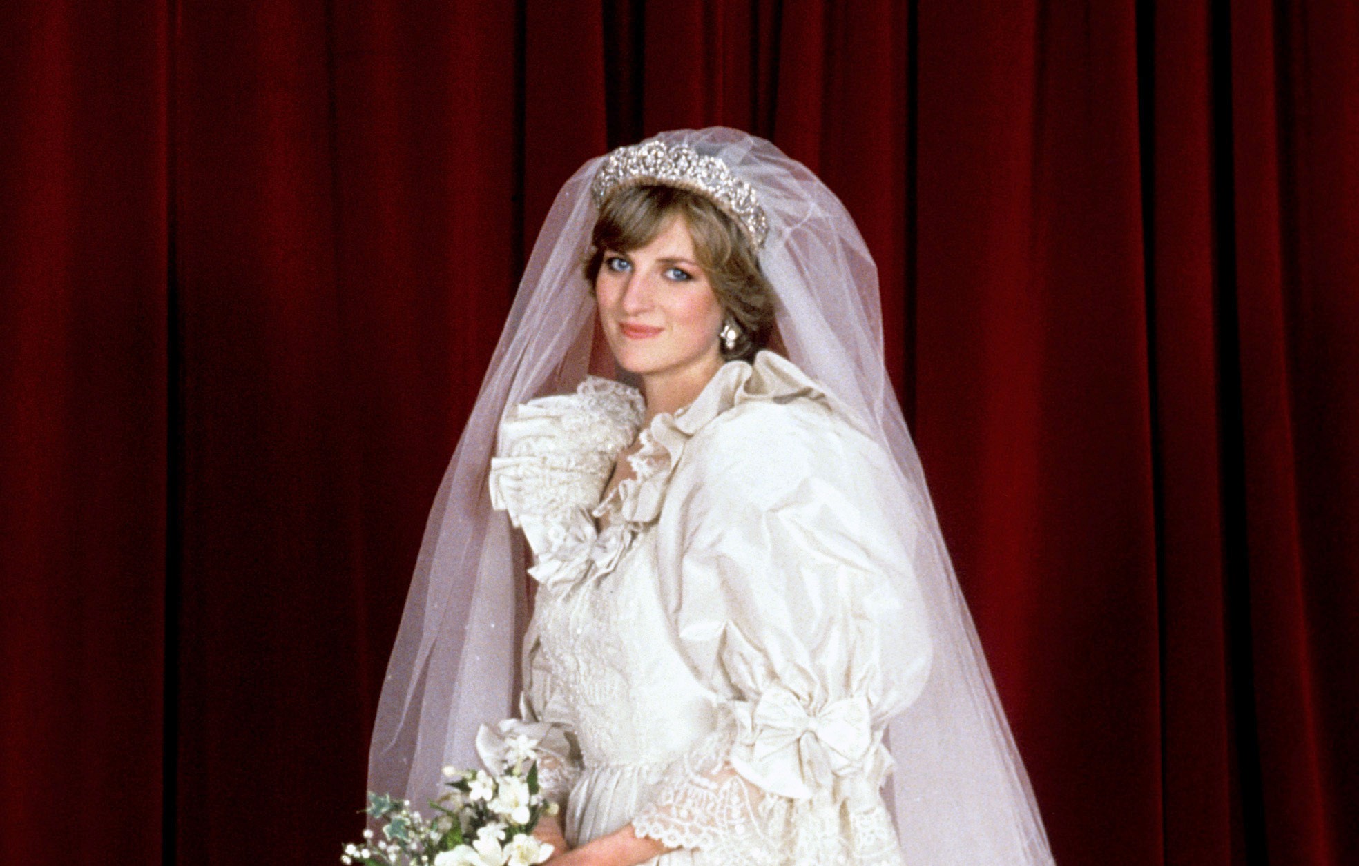 Elképesztő, de ezt tették Diana esküvői ruhájával! Még a hercegnő sem  tudott róla - kiskegyed.hu