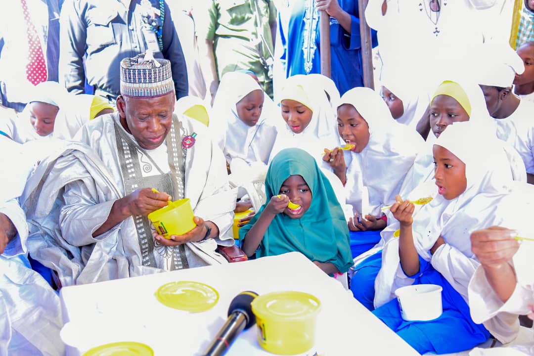 Governor Ganduje launches the State Government's school feeding program aimed at complementing the FG's school feeding program which targets primary schools from classes 1 to 3, whereas the state govt will feed classes 4 to 6, which is part of the Free Education in kano. [Twitter/@dawisu]